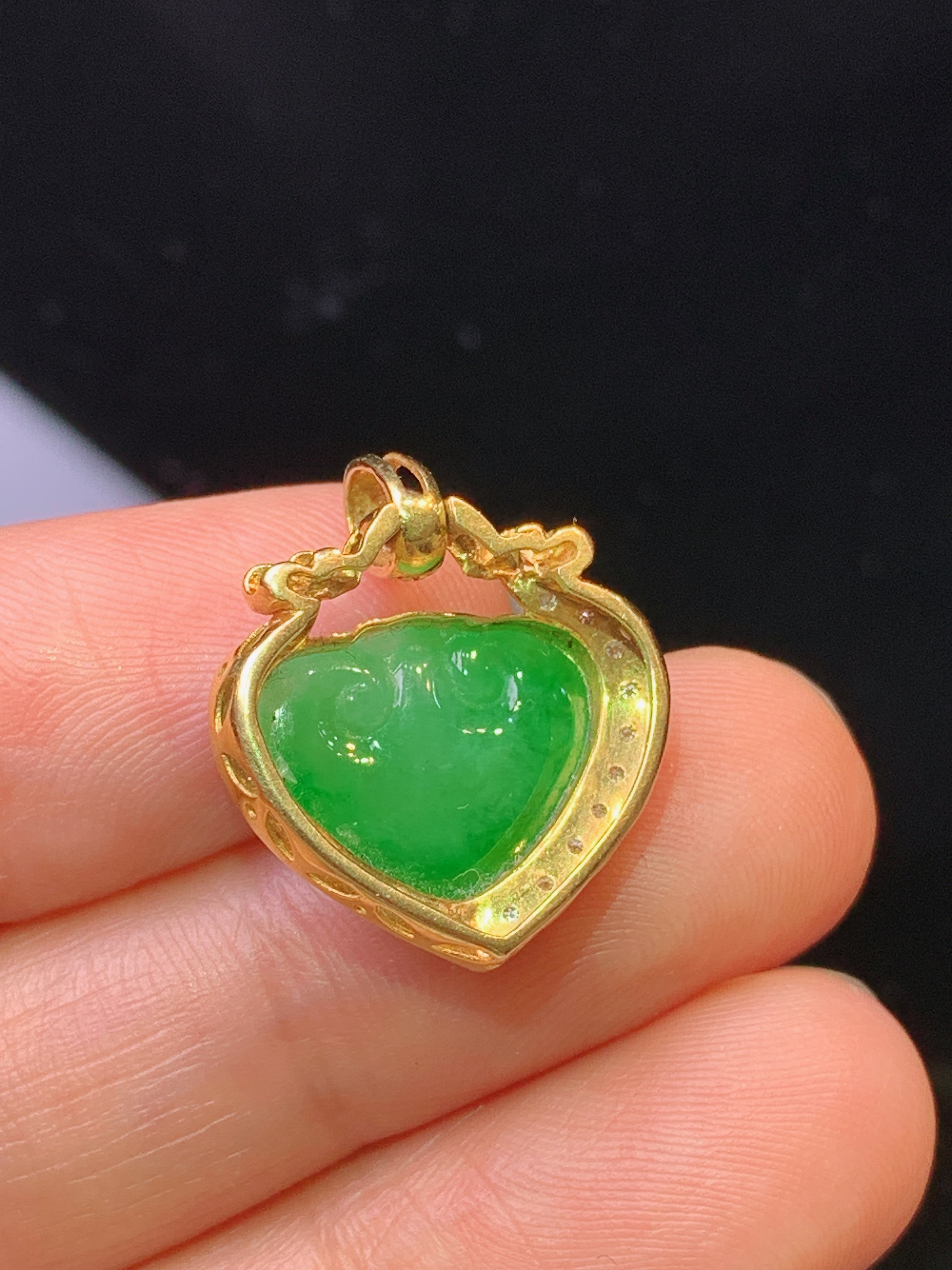 18k金钻镶嵌满绿如意头吊坠 玉质细腻 色泽艳丽 整体尺寸21.3*17.2*6.8