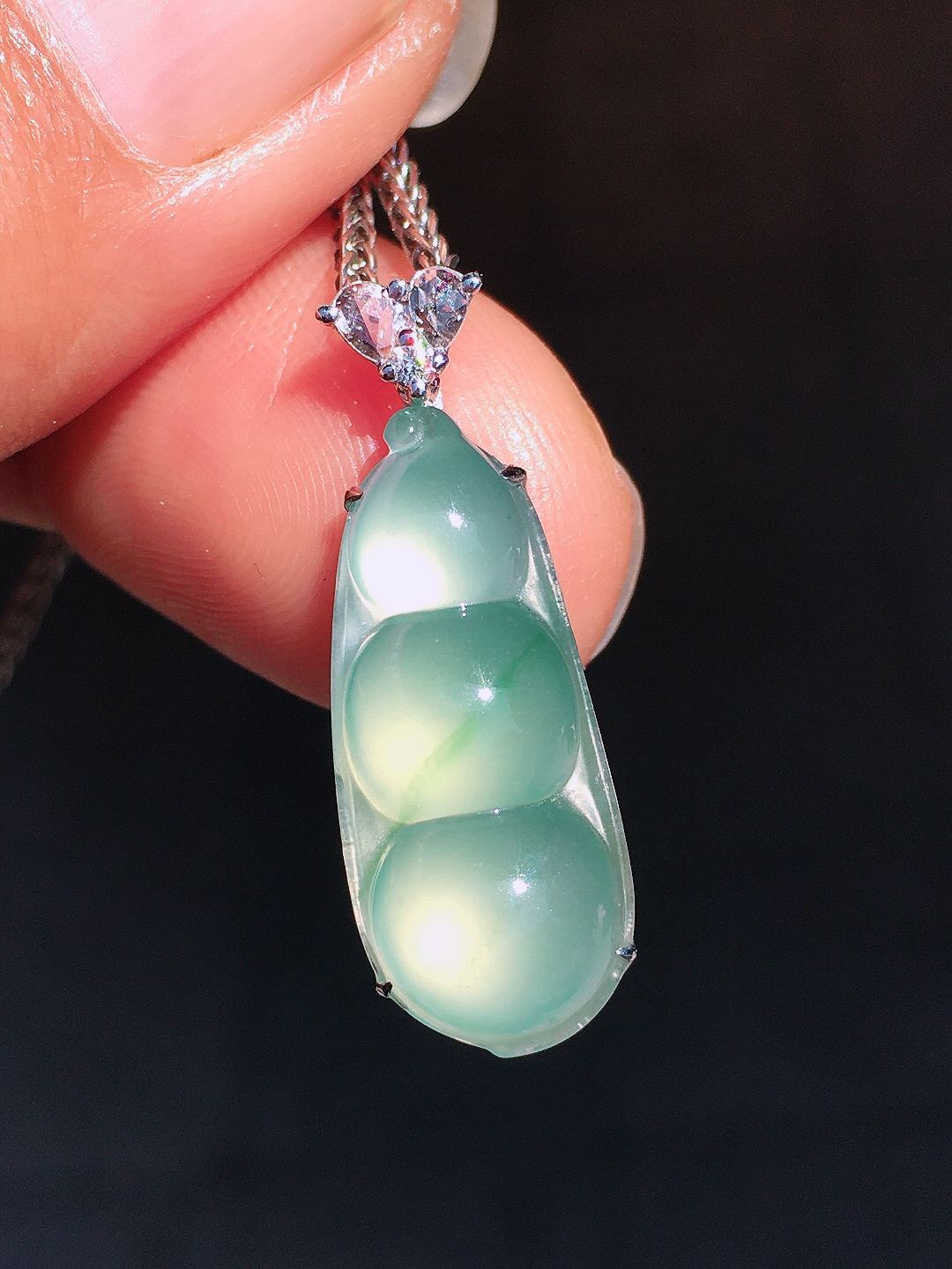 晴水福豆吊坠，玉质细腻，荧光感超
强，饱满圆润，尽显优雅气质，18k
金豪华镶嵌