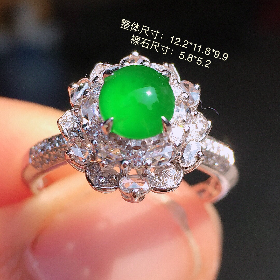 阳绿蛋面戒指，色泽均匀艳丽，玉质细腻，荧光感超
强，饱满圆润，尽显优雅气质，18k
金豪华镶嵌