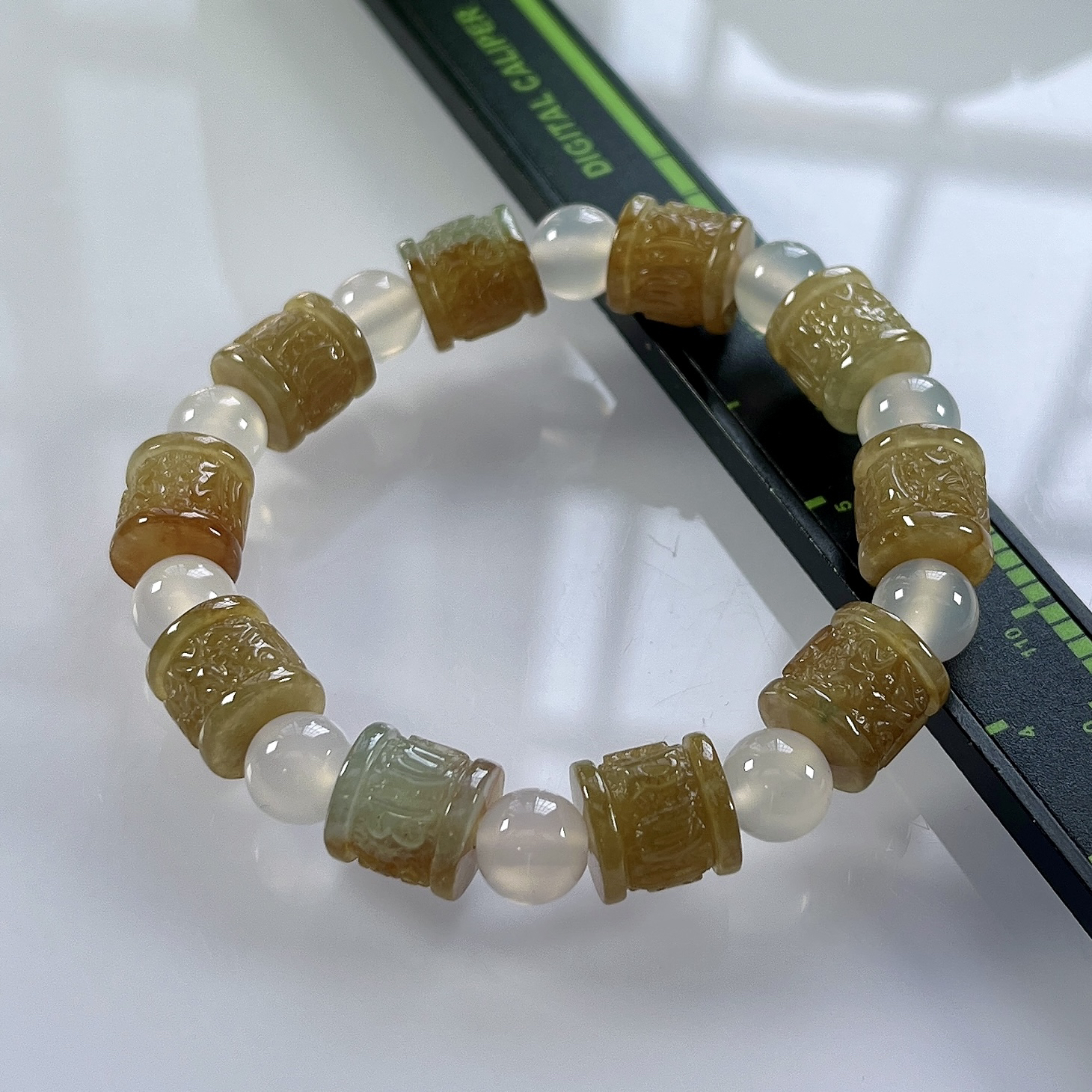 缅甸天然翡翠A货，冰种起胶黄翡冰黄六字箴言路路通手串手链，尺寸取一：高10.5直径10mm/10颗，重量31.92g，白色珠为普通材质。