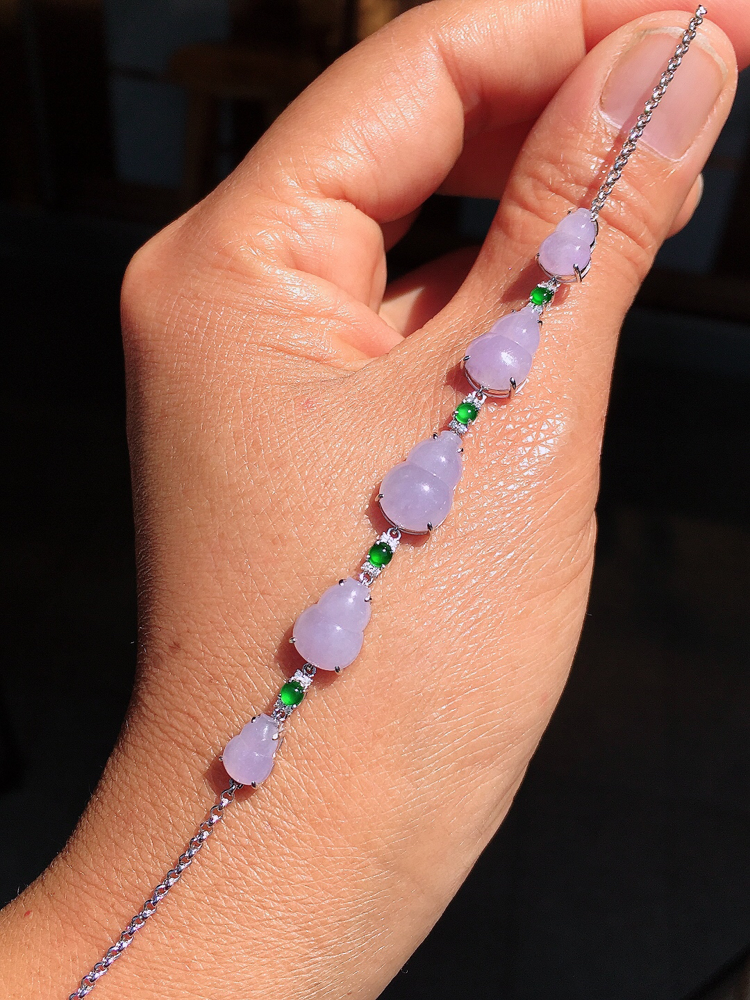 紫罗兰葫芦手链，色泽均匀艳丽，玉质细腻，荧光感超
强，饱满圆润，尽显优雅气质，18k
金豪华镶嵌