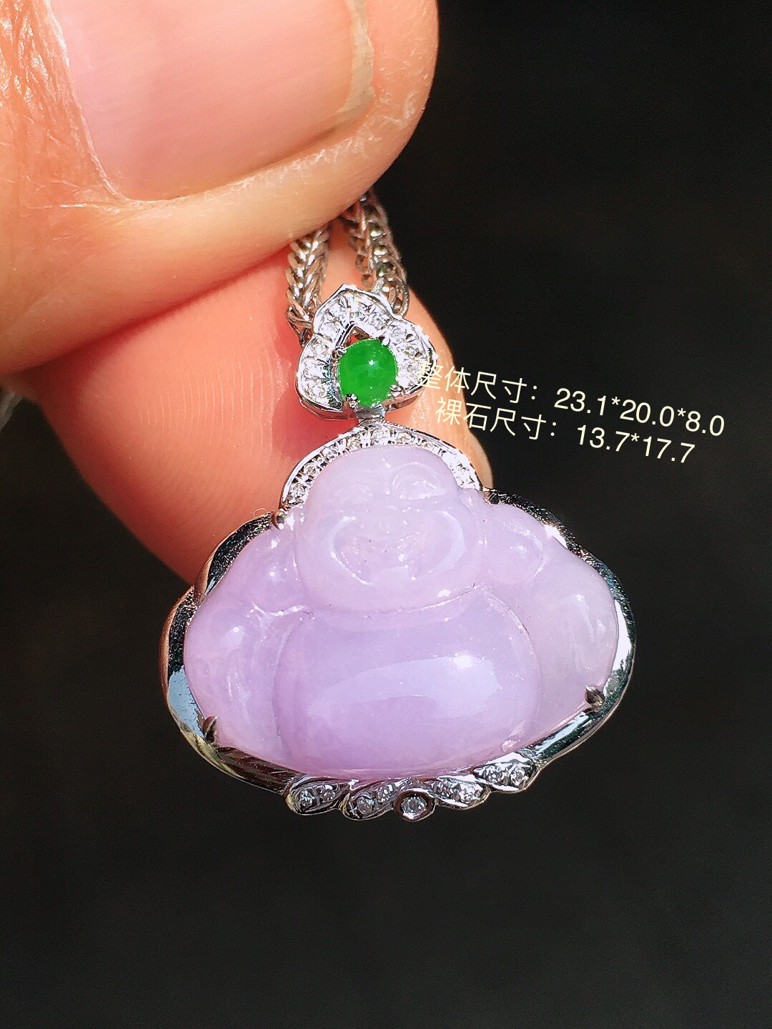 紫罗兰佛公吊坠，色泽均匀艳丽，玉质细腻，荧光感超
强，饱满圆润，尽显优雅气质，18k
金豪华镶嵌
