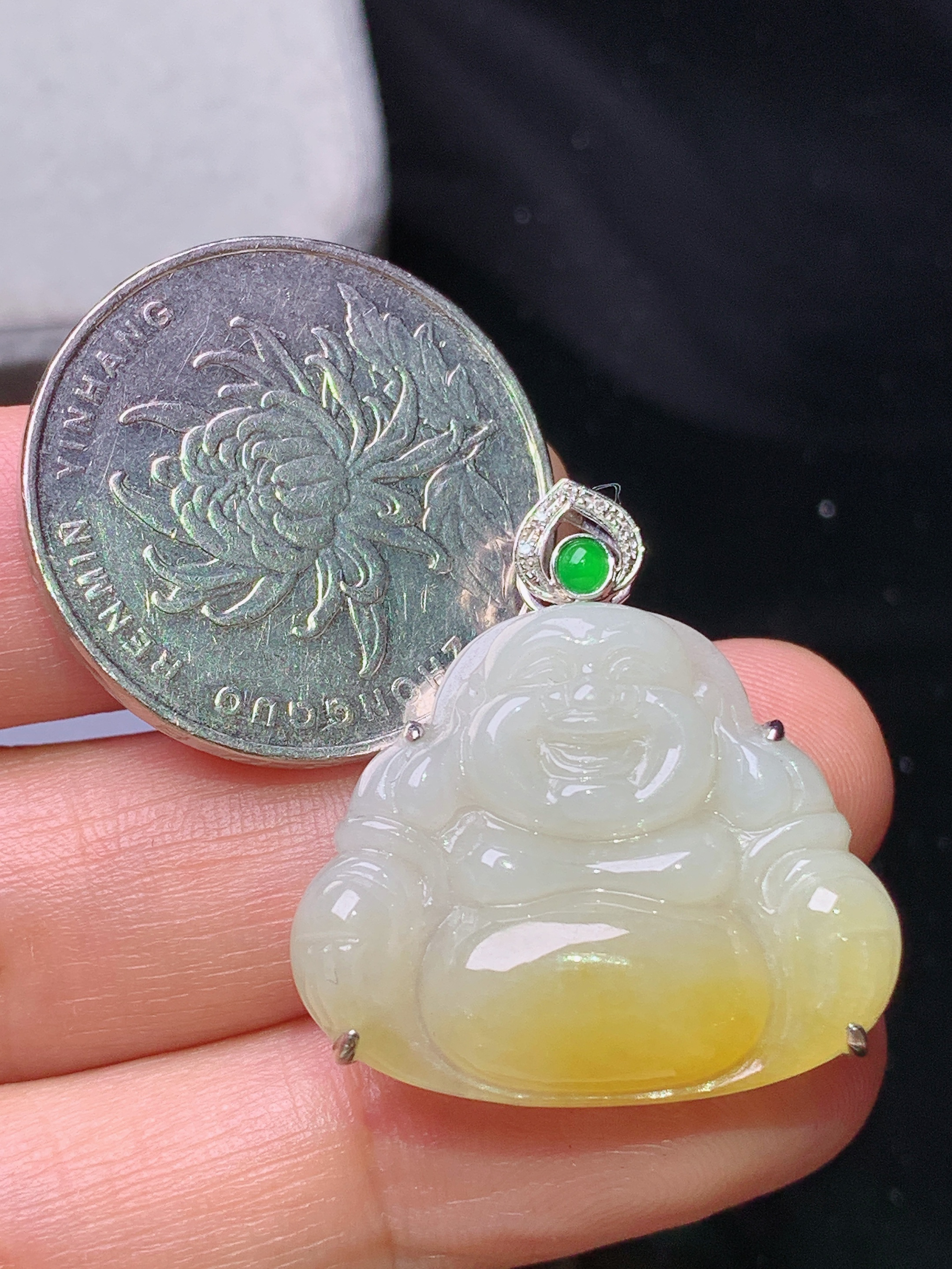 18k金镶嵌飘黄翡佛公吊坠 玉质细腻 色泽艳丽清新 水润亮眼 整体尺寸27.7*26*7.3b1