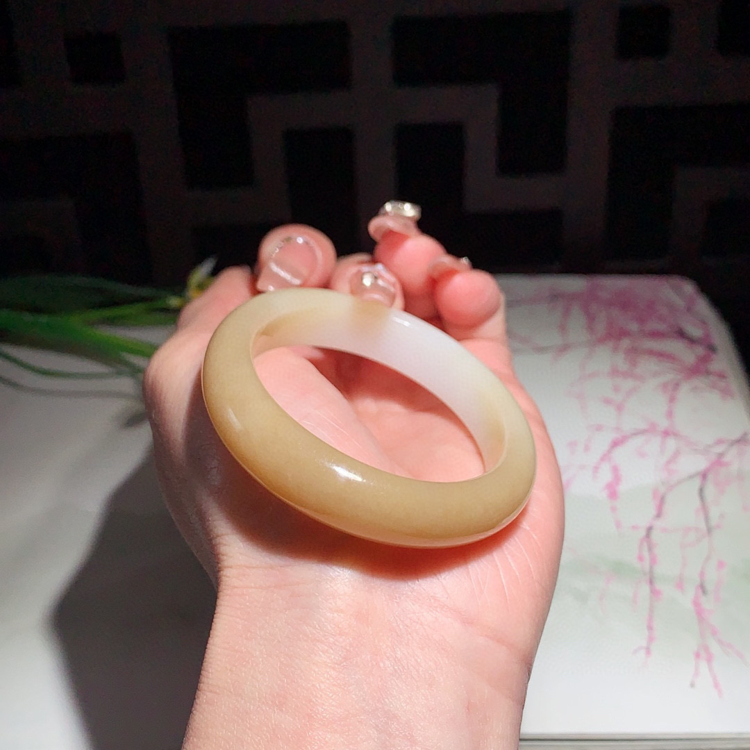 和田玉52圈口且末糖贵妃手镯！内径长/宽56.9/46.51玉质细腻油润 底色纯净 无裂无杂 脂粉好，品质高。