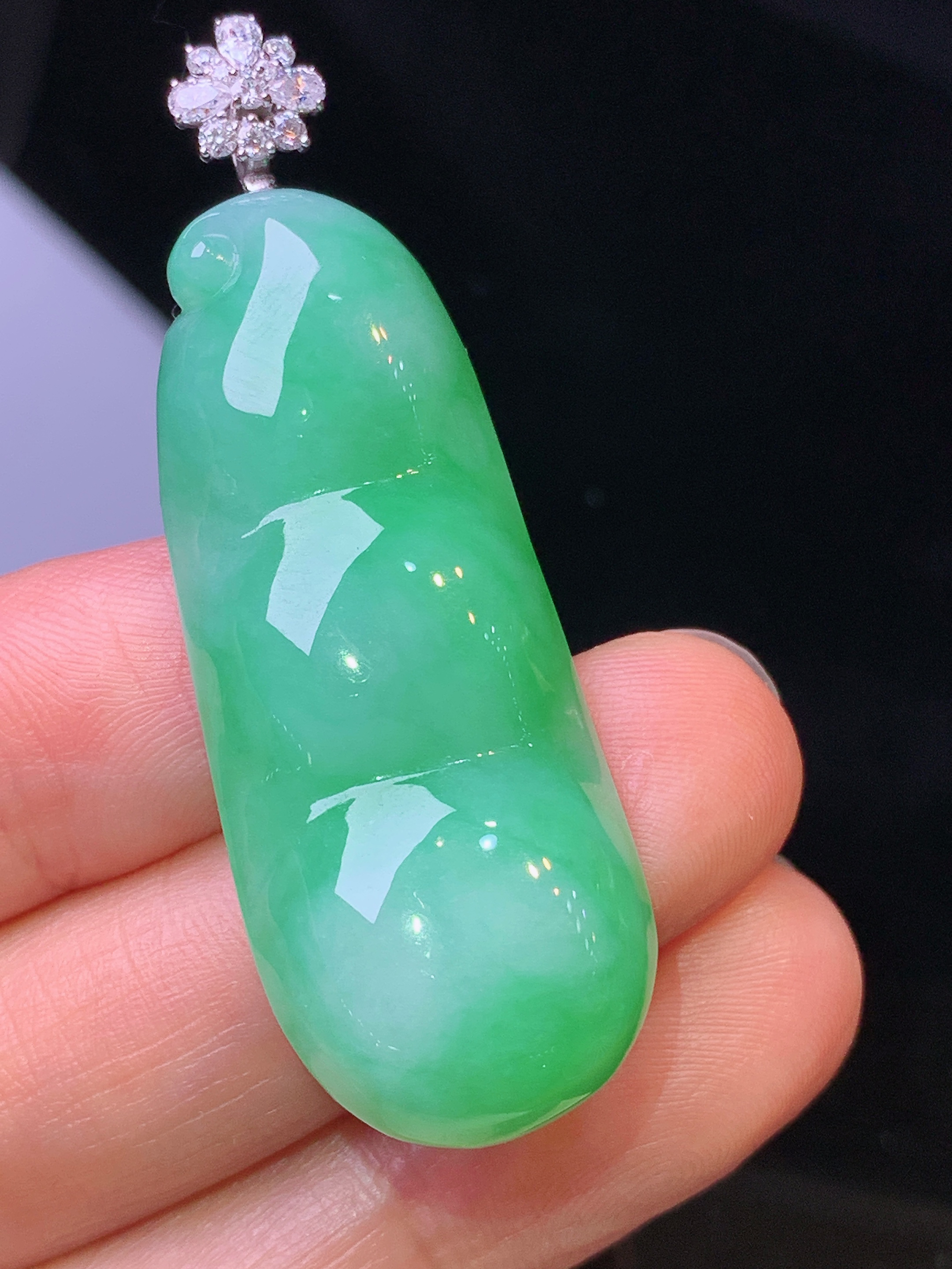 18k金莫桑钻镶嵌翠绿四季豆吊坠 玉质细腻 色泽艳丽 整体尺寸50.5*16.7*7.3j1