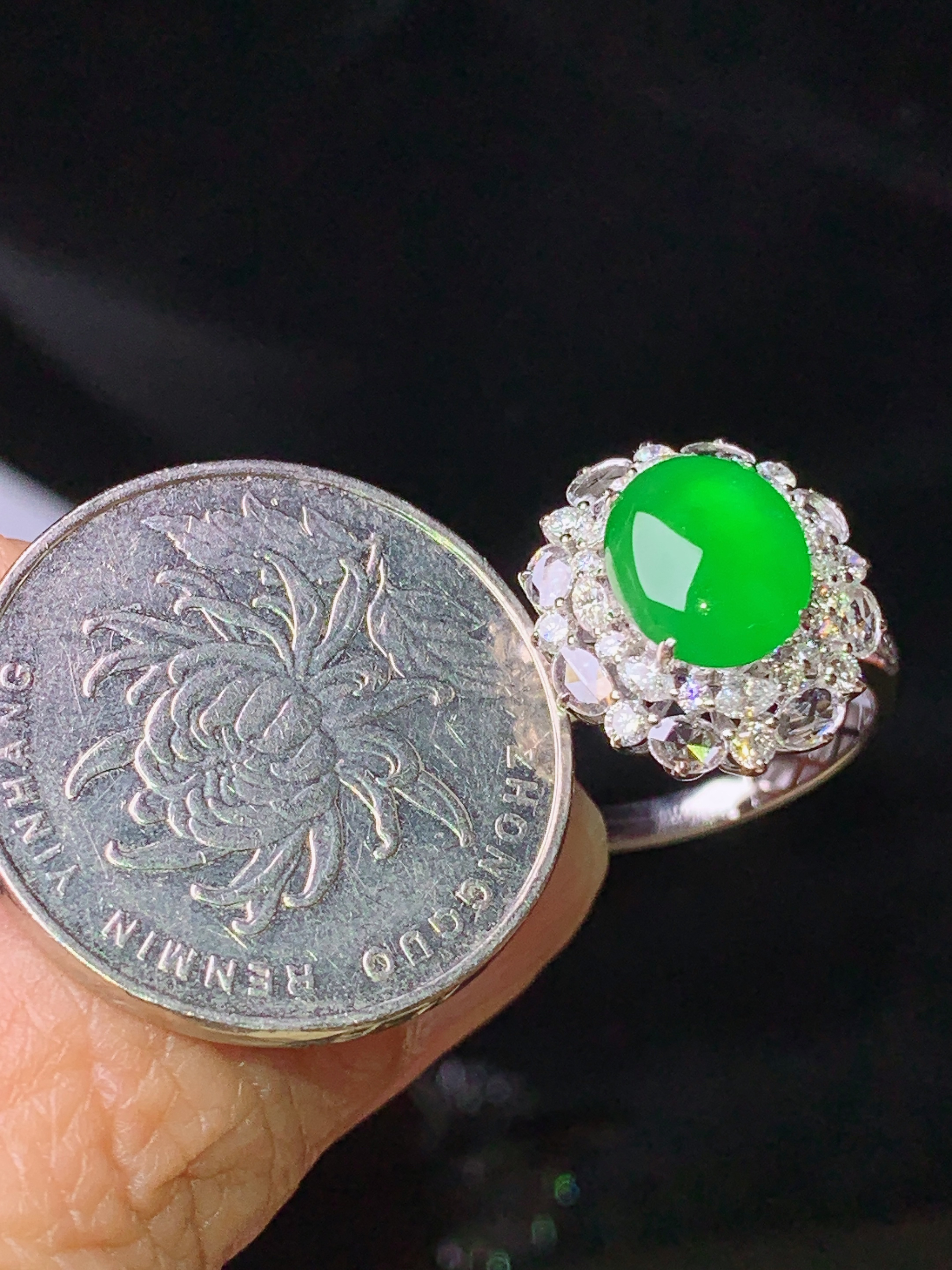 18k金钻镶嵌满绿蛋面戒指 玉质细腻 色泽艳丽清新 水润亮眼 圈口15 整体尺寸15.8*14.8*10m3