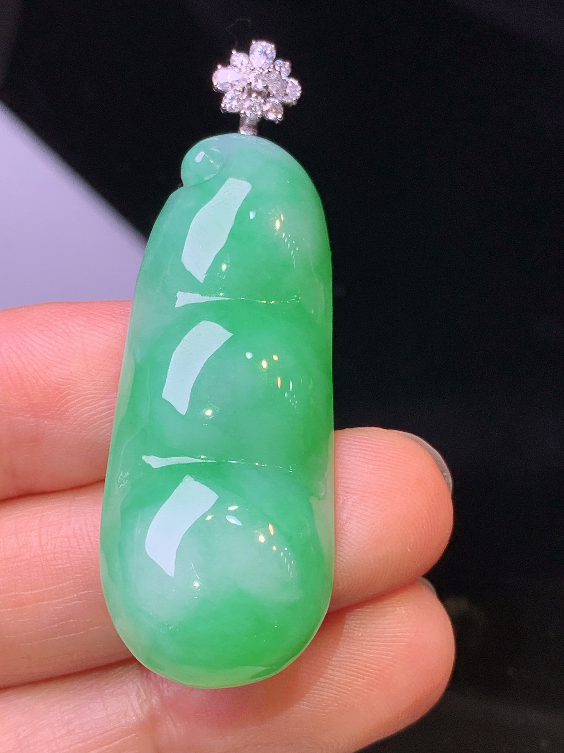 18k金莫桑钻镶嵌翠绿四季豆吊坠 玉质细腻 色泽艳丽 整体尺寸50.5*16.7*7.3j1