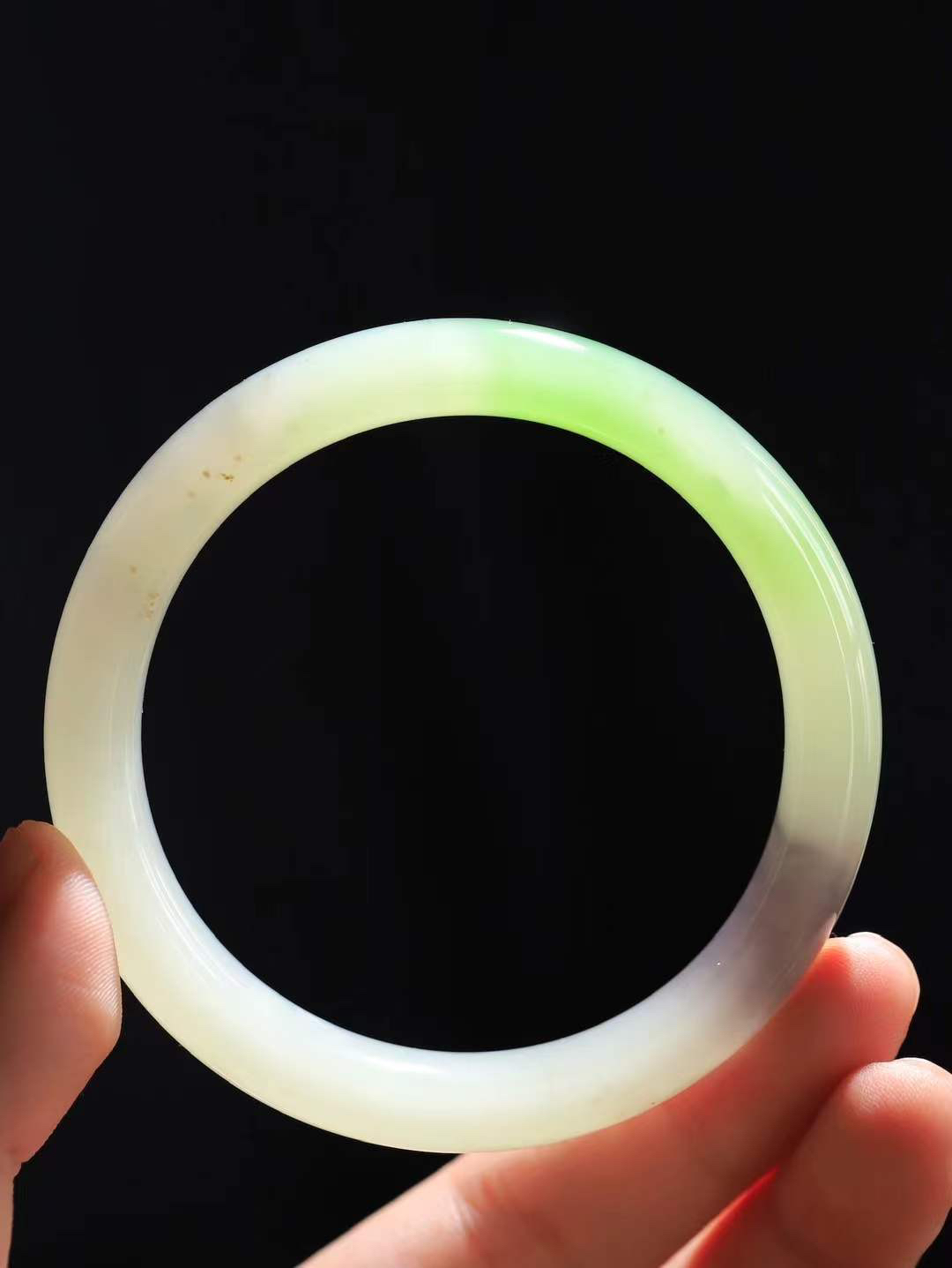 【情有独钟.手镯】

收藏级臻品和田玉三色手镯 玉质温润细腻 油性十足 手感舒适，高华雅逸，线条流畅，简约大气，美自天成，素雅高贵。佩戴于腕间，婉约之美，举手投足间透出那低调奢华。重55.2克 内径60mm 尺寸11.5-8.7mm   FDT-79351295