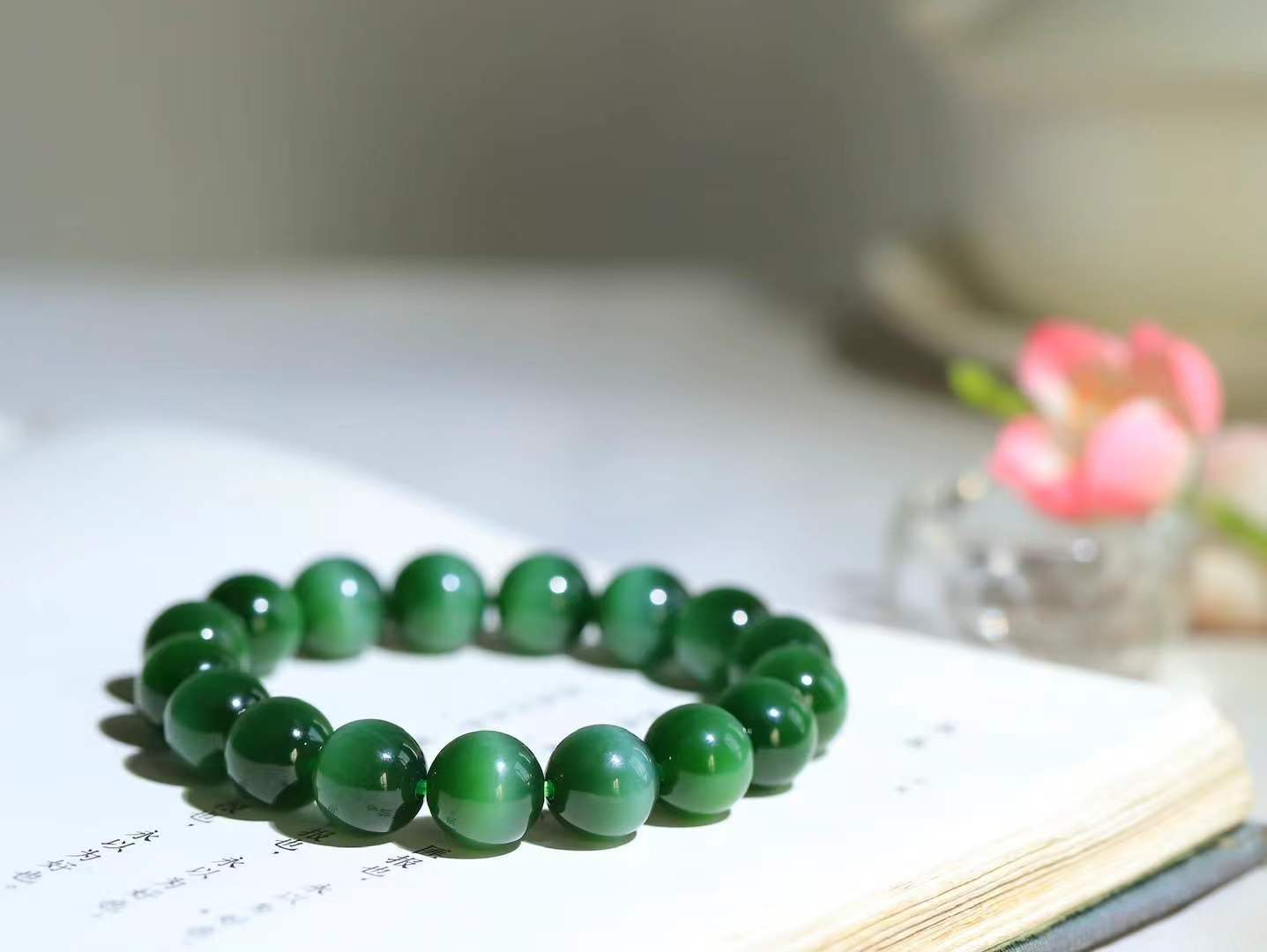 【珠圆玉润.手串】

收藏级臻品️和田玉碧玉猫眼珠圆玉润手串 玉质温润细腻  整串打磨圆润，佩戴舒适。珠珠落玉盘，间关莺语花底滑，一生美好时光，无论身在何处，都有它相伴相守。事事顺遂，幸福美满，吉祥如意。重46.2克 尺寸取一12mm FDT-16351213