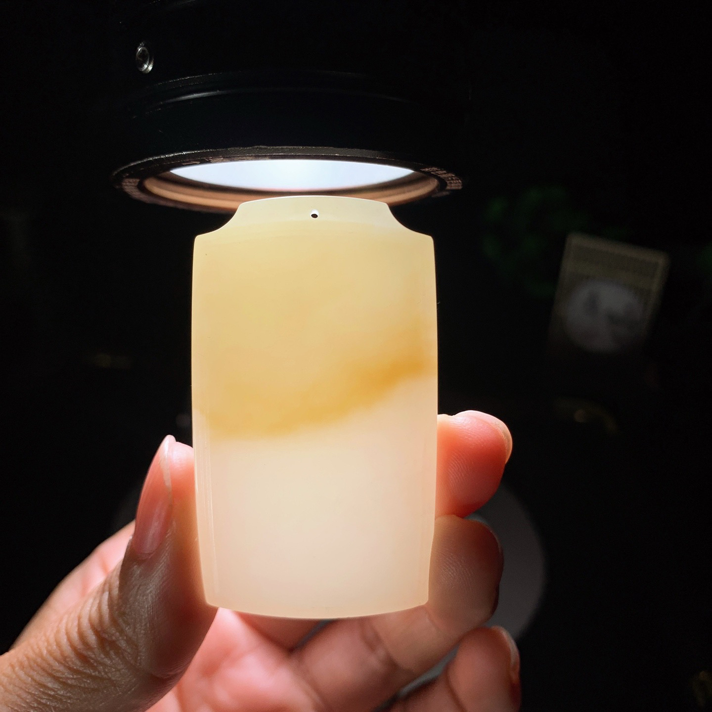 新疆和田玉且末糖平安无事牌挂件。尺寸56/32/9重43.8克。玉质细腻油润。手推出油。佩戴高端典雅。lt260313