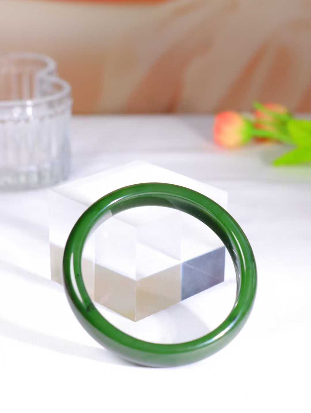 【碧色荡漾】

和田玉碧玉菠菜绿手镯，俄料七号矿 红皮老料，玉质温润细腻 油性十足，色泽匀称，️款式精美时尚，佩戴美观惹眼，美自天成，婉约之美，举手投足间透出那份低调奢华。

重42克 圈口57.5mm尺寸57.5-11.8-7.2mm O18823207130