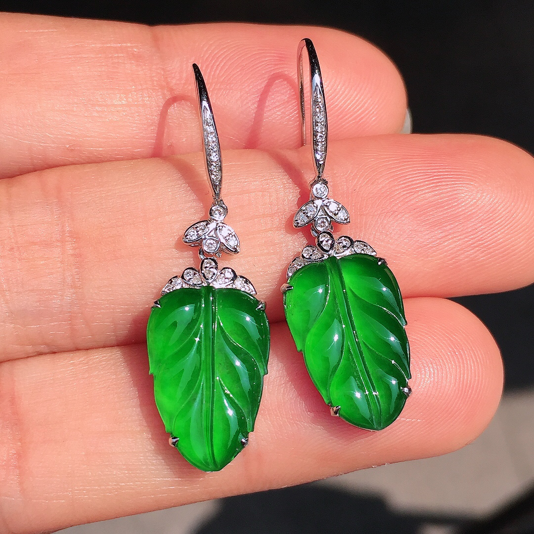 阳绿玉叶耳坠，色泽均匀艳丽，玉质细腻，荧光感超
强，饱满圆润，尽显优雅气质，18k
金豪华镶嵌