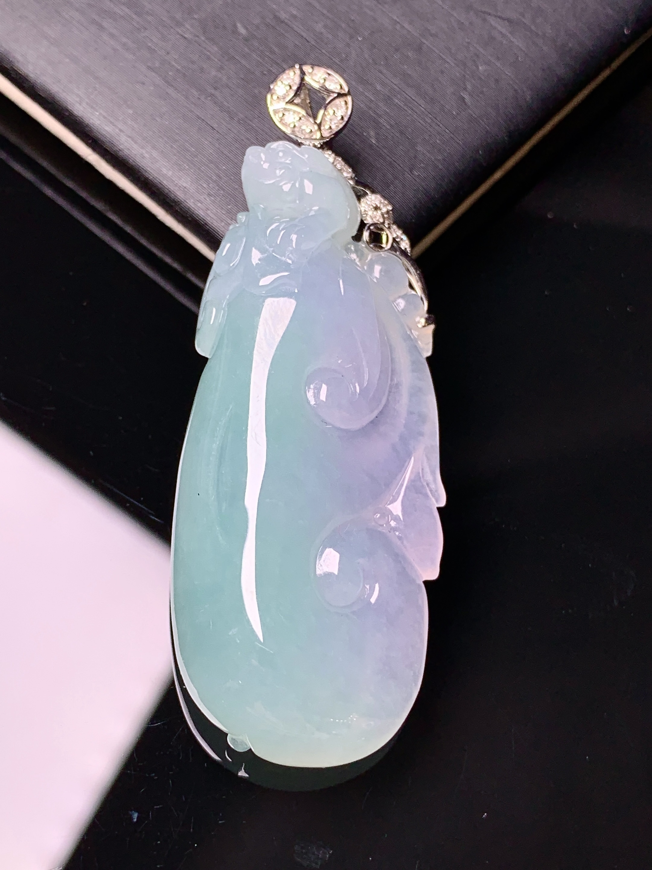 18k金钻镶嵌飘绿如意吊坠 玉质细腻 色泽艳丽清新 水润亮眼 整体尺寸51.5*19.2*9b1