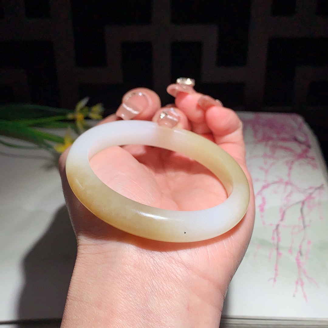 和田玉54圈口且末糖手镯！玉质细腻油润 底色纯净 无裂无棉 脂粉好，品质高。