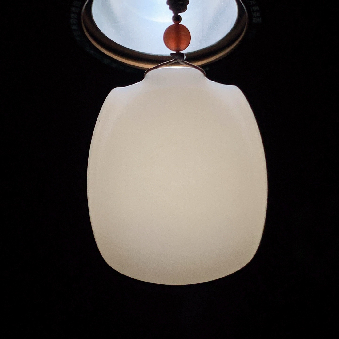 新疆和田玉羊脂白玉平安无事牌挂件。尺寸52/42/12重64克。玉质细腻油润。手推出油。佩戴高端典雅。lt260310