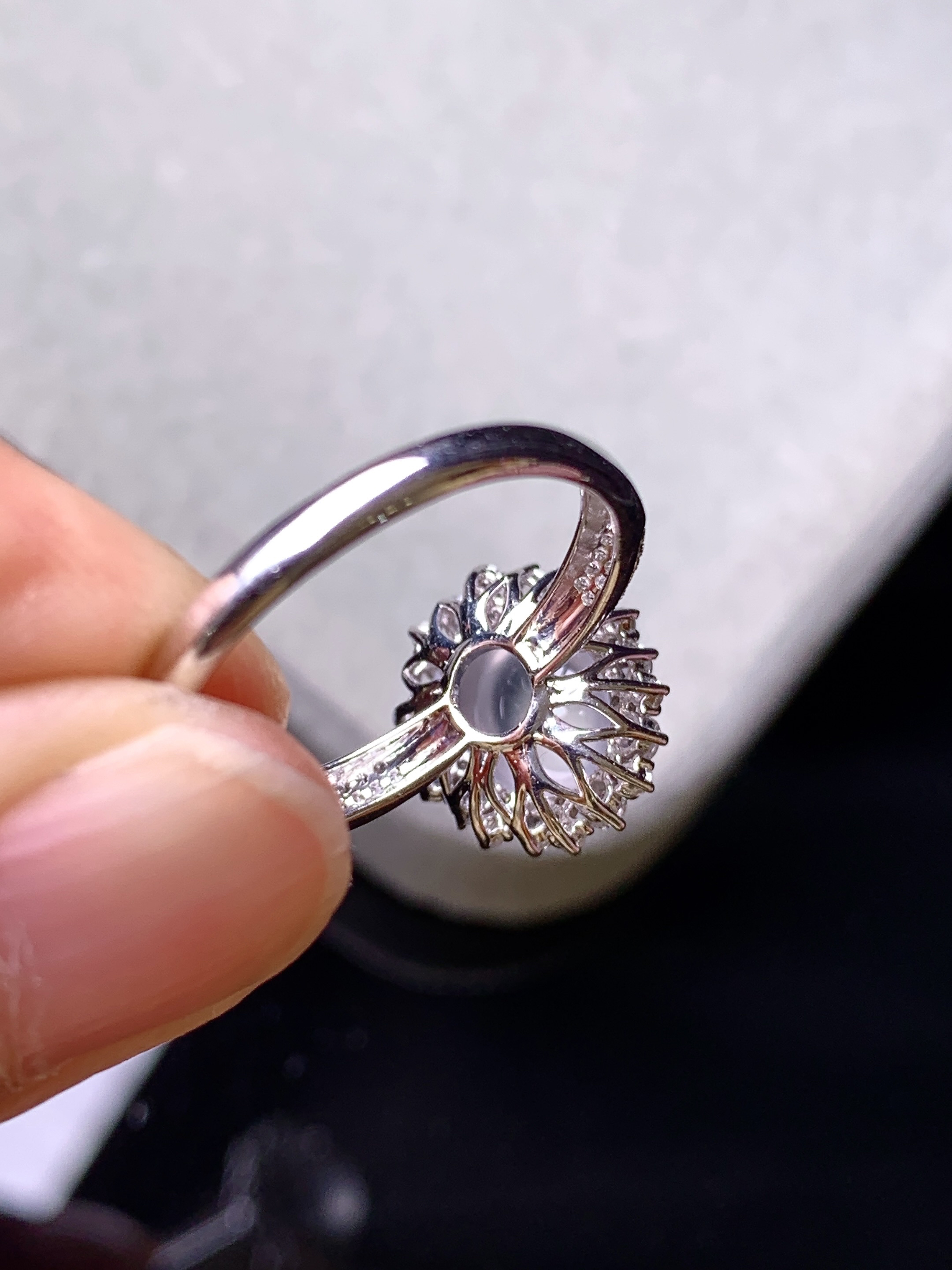 18k金钻镶嵌冰种蛋面戒指 玉质细腻 色泽艳丽清新 水润亮眼 圈口14.5 整体尺寸12*11*8.8m3