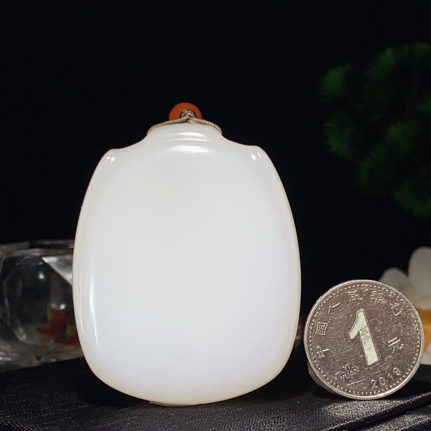 新疆和田玉羊脂白玉平安无事牌挂件。尺寸52/42/12重64克。玉质细腻油润。手推出油。佩戴高端典雅。lt260310