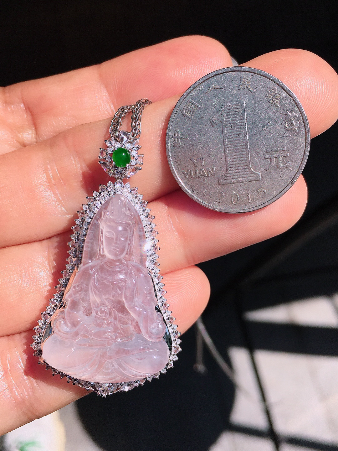 冰种观音吊坠，玉质细腻，荧光感超
强，饱满圆润，尽显优雅气质，18k
金豪华镶嵌