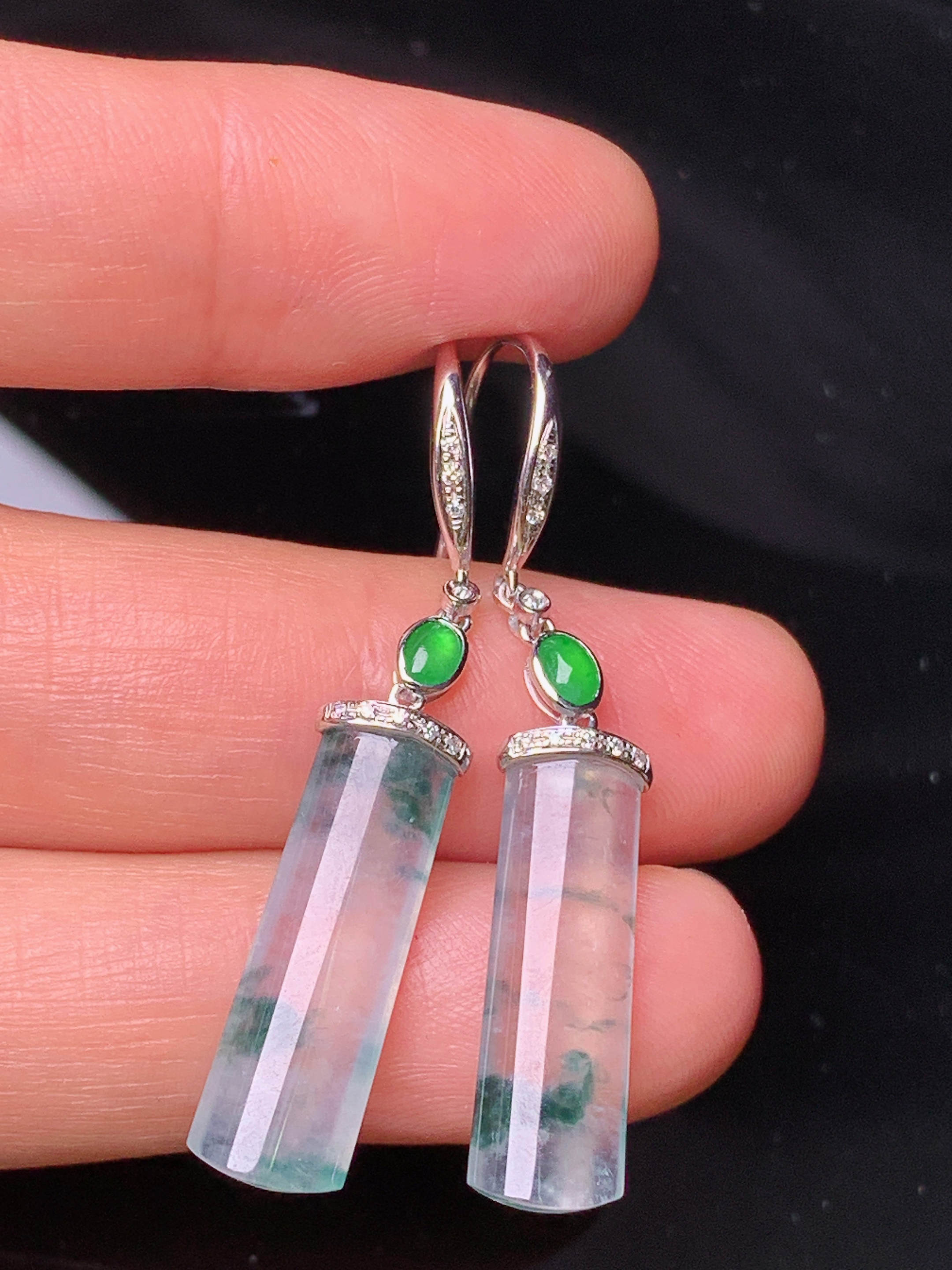 18k金钻镶嵌冰种玉柱耳坠 吊坠 玉质细腻 色泽艳丽清新 水润亮眼 整体尺寸41.2*6.8*3b1