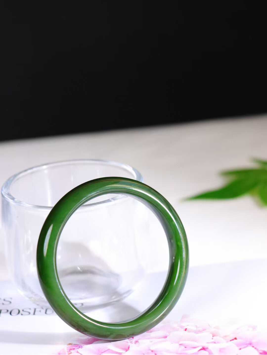 【腕间柔情】

和田玉碧玉菠菜绿手镯，俄料七号矿 红皮老料，玉质温润细腻 油性十足，色泽匀称，️款