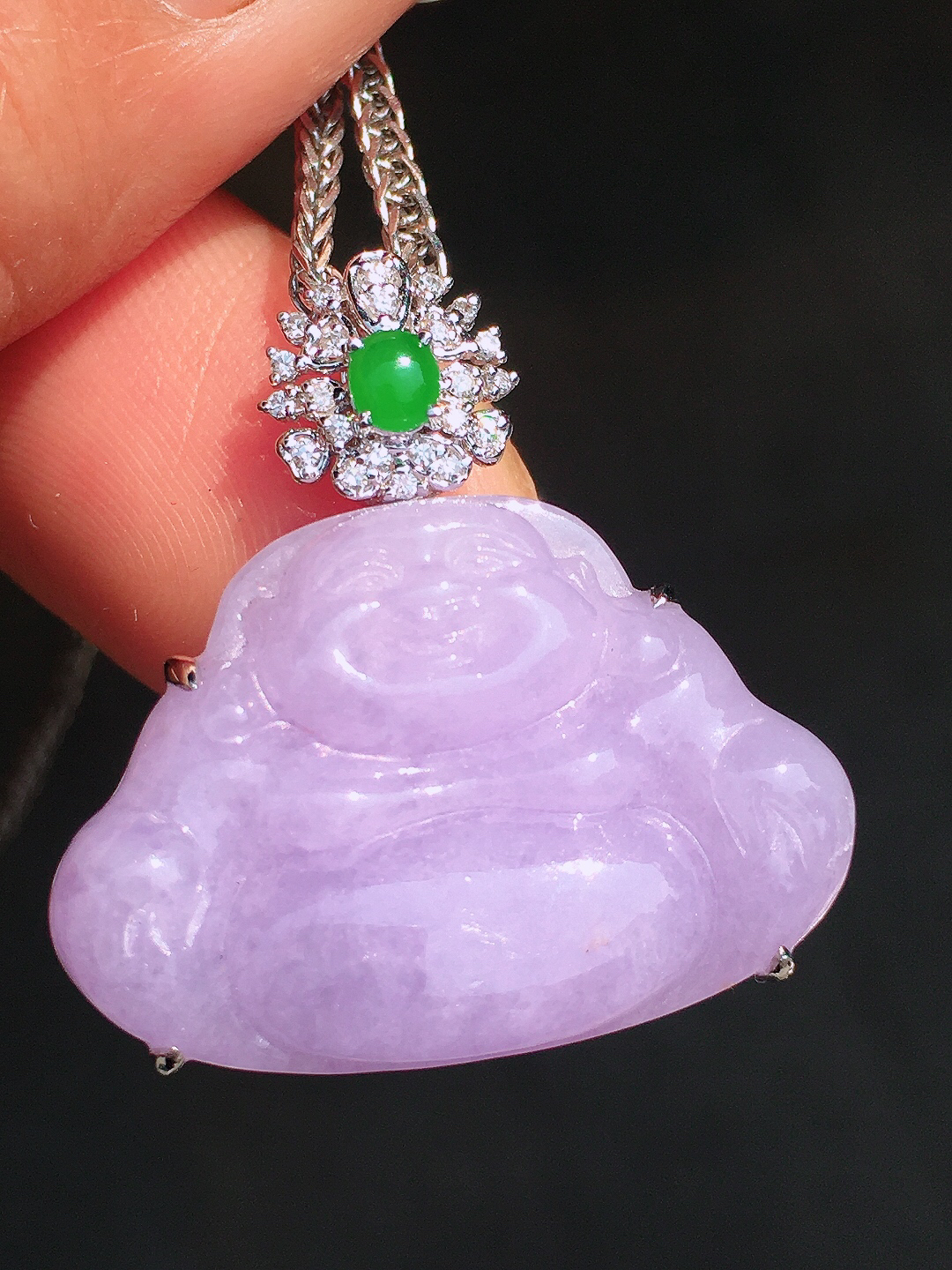 紫罗兰佛公吊坠，色泽均匀艳丽，玉质细腻，荧光感超
强，饱满圆润，尽显优雅气质，18k
金豪华镶嵌