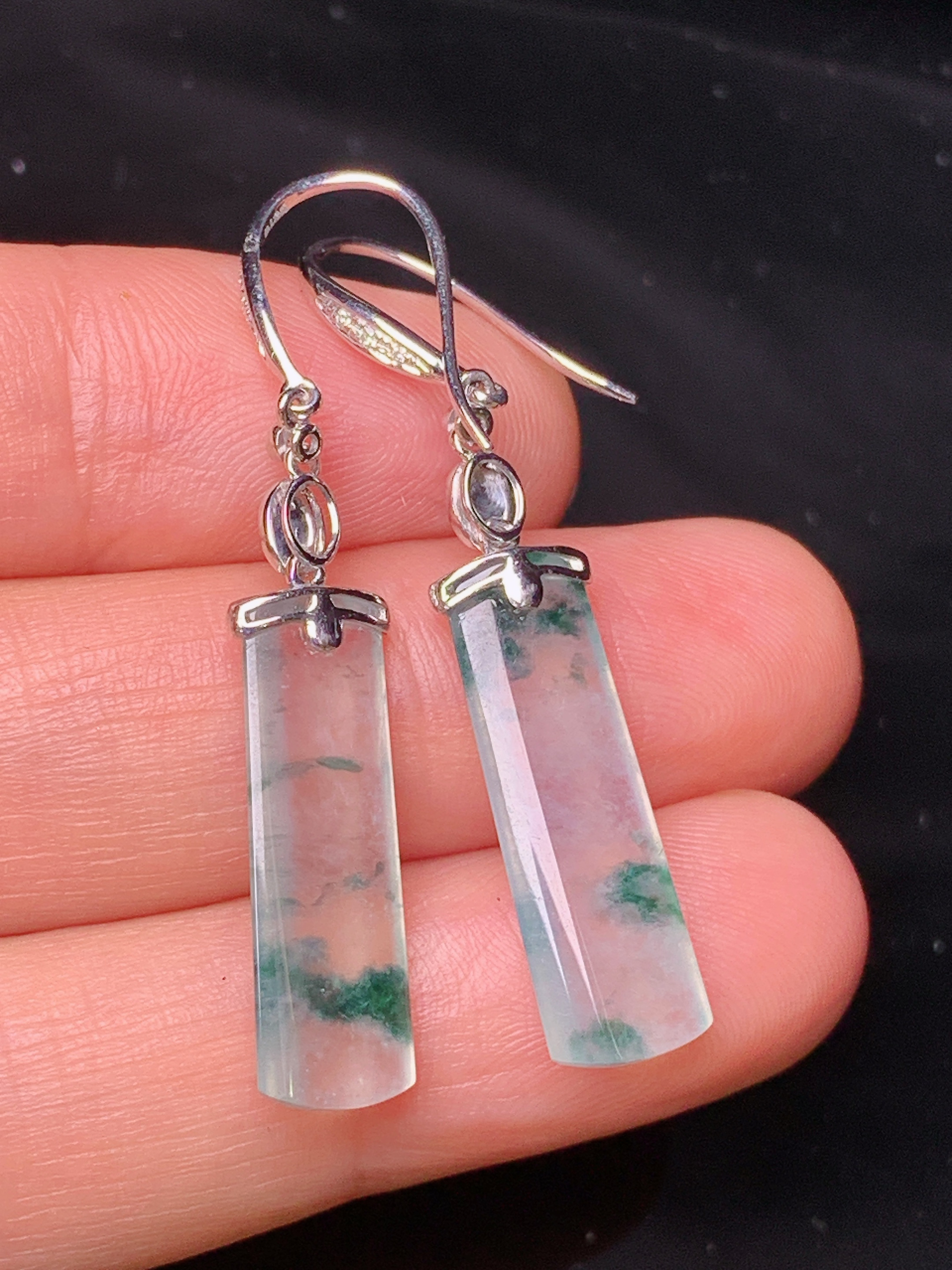 18k金钻镶嵌冰种玉柱耳坠 吊坠 玉质细腻 色泽艳丽清新 水润亮眼 整体尺寸41.2*6.8*3b1