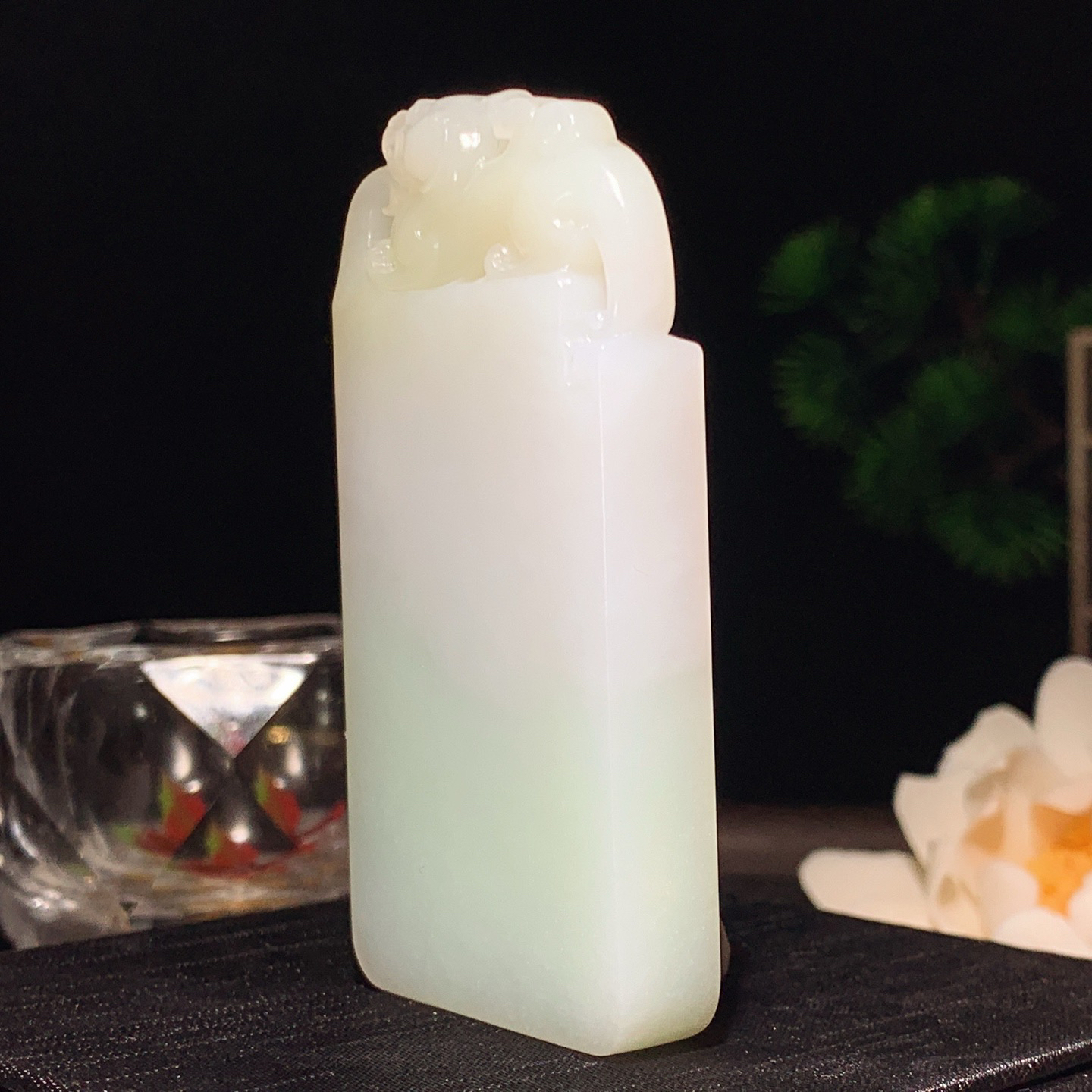 和田玉带翠仿古龙挂件。尺寸74/38/10重73.8克 玉质细腻油润 底色纯净 脂粉好，品质好。lt260310