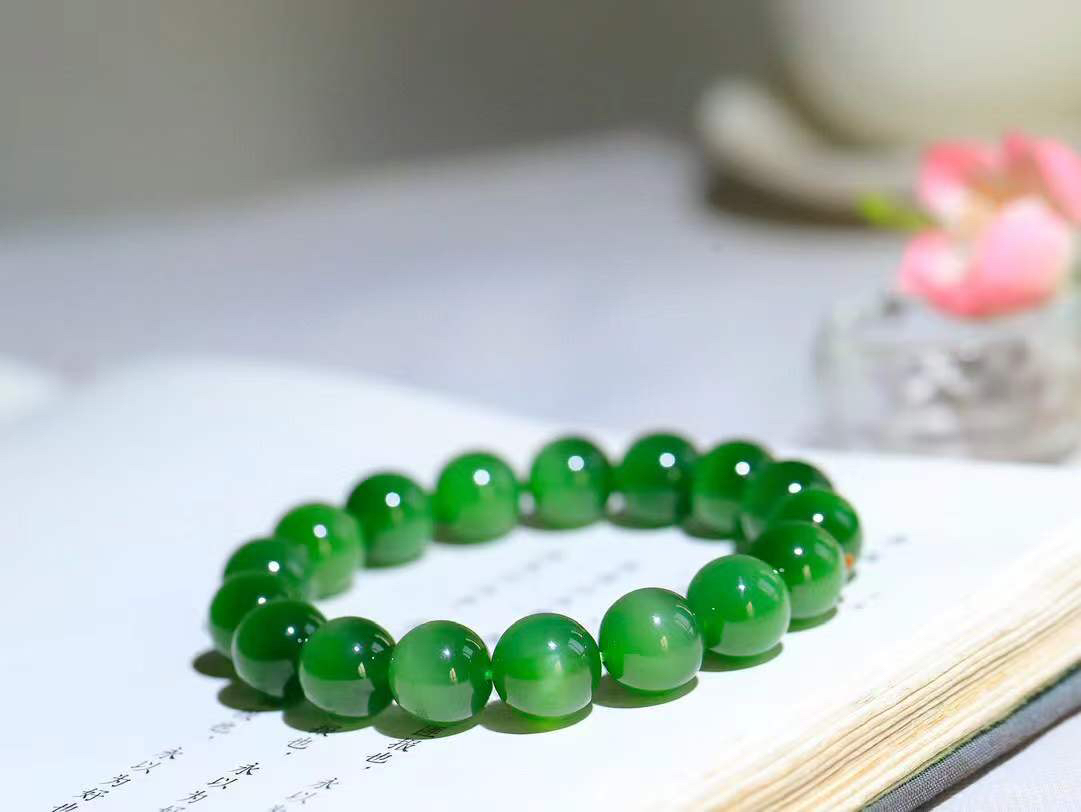 【珠圆玉润.手串】

精品️和田玉碧玉猫眼珠圆玉润手串 玉质温润细腻  整串打磨圆润，佩戴舒适。珠