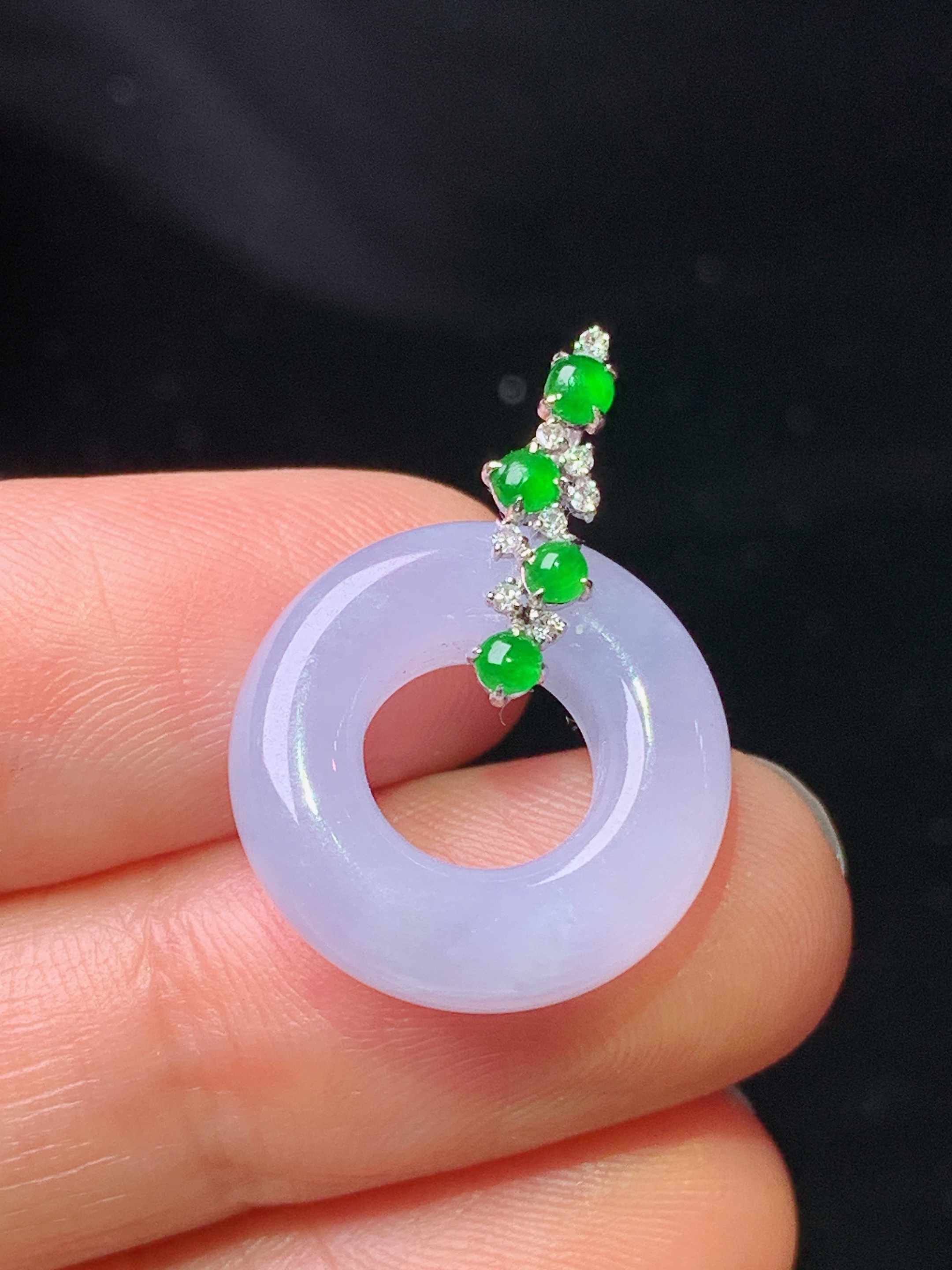 18k金钻镶嵌紫罗兰平安环吊坠 玉质细腻 色泽艳丽清新 水润亮眼 整体尺寸24.3*17*5.5b1