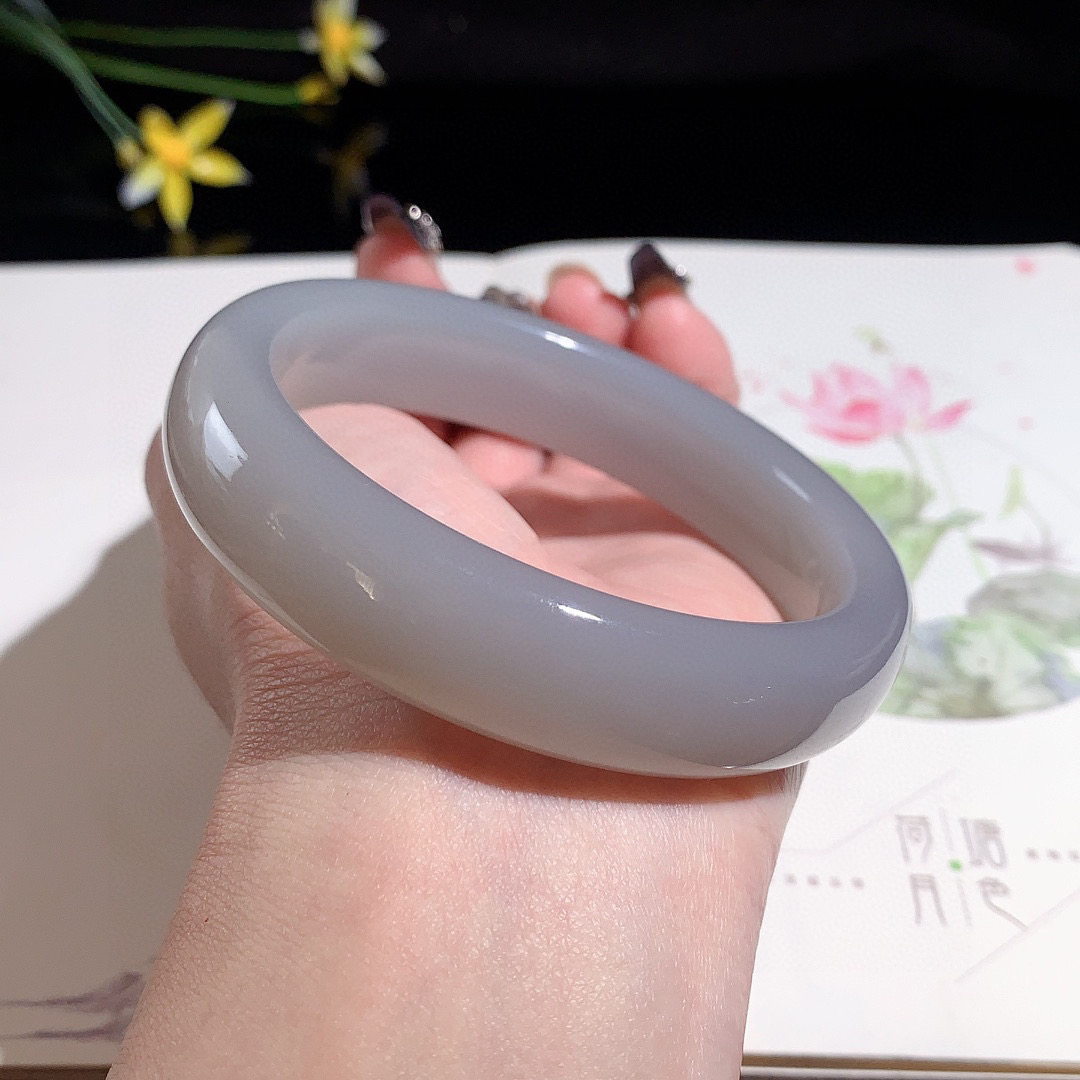 和田玉61.3圈口冰紫色宽版手镯，玉质细腻油润 底色纯净  脂粉好，品质高