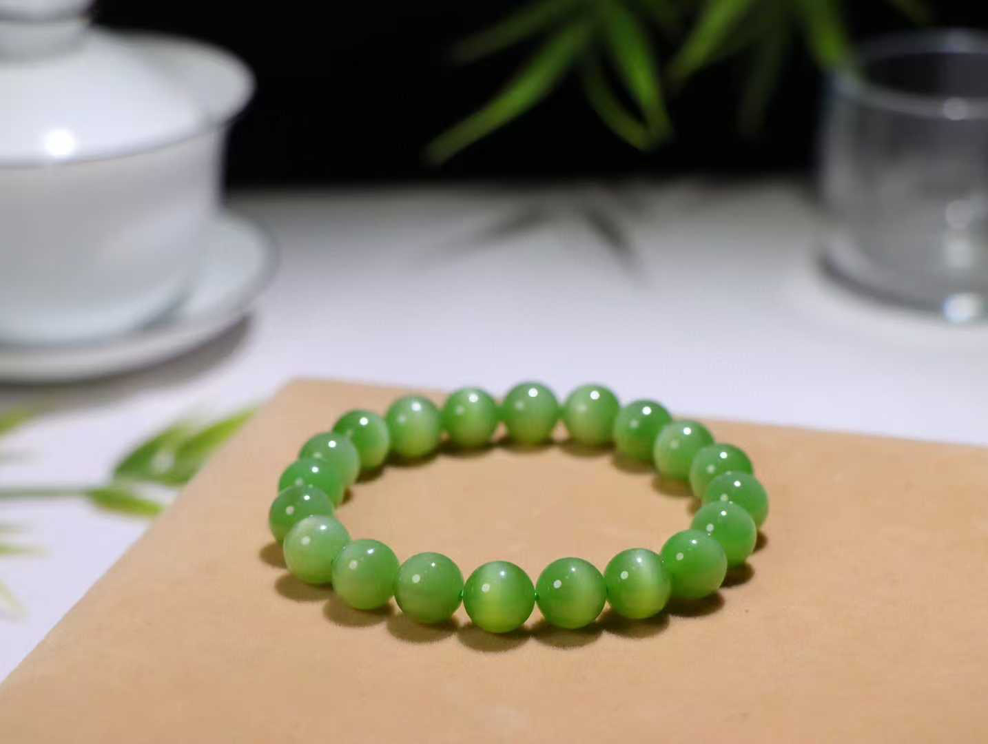 【腕间风华】

精品️和田玉碧玉猫眼圆珠手串，天然纯净，玉质细腻，圆润如珠，佩戴于腕间，尽显高贵气