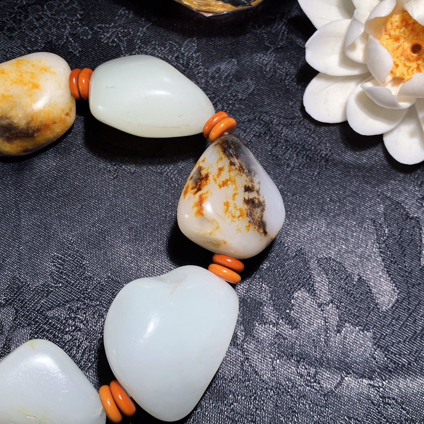 新疆和田玉白玉籽料手串 单颗尺寸32/26/18重146.8克。玉质细腻油润。手推出油。品相大气 lt260313