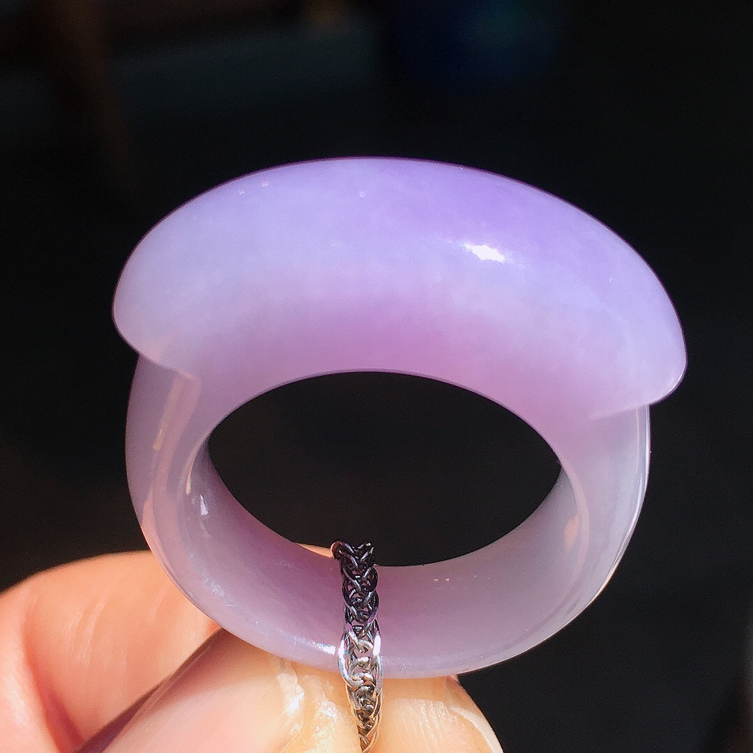 紫罗兰板指，色泽均匀艳丽，玉质细腻，荧光感超
强，饱满圆润，尽显优雅气质，