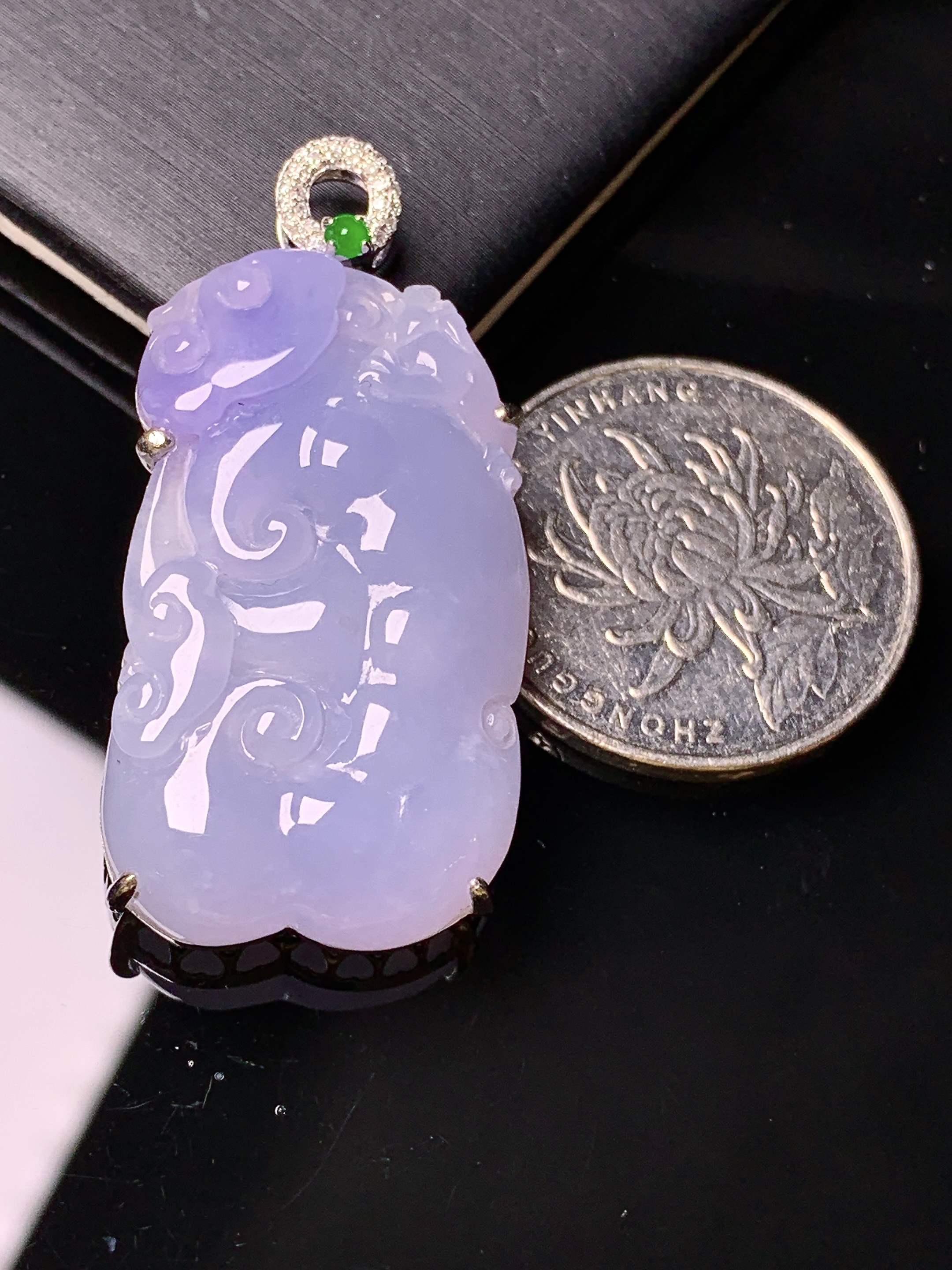 18k金钻镶嵌紫罗兰如意吊坠 玉质细腻 色泽艳丽清新 水润亮眼 整体尺寸41.3*19.8*7.3b1