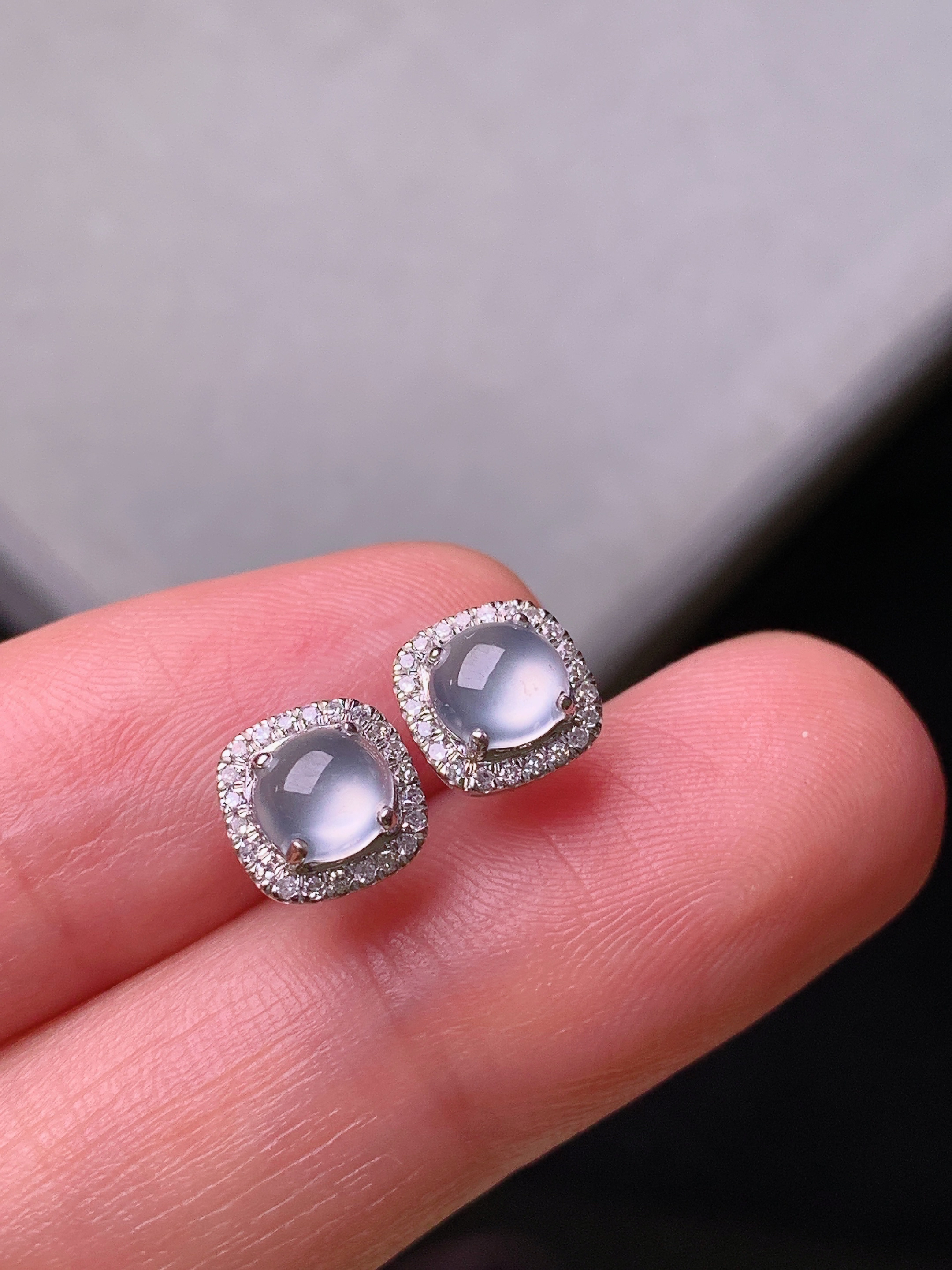 18k金钻镶嵌冰种蛋面耳钉 玉质细腻 色泽艳丽 整体尺寸7.2*4.2yz