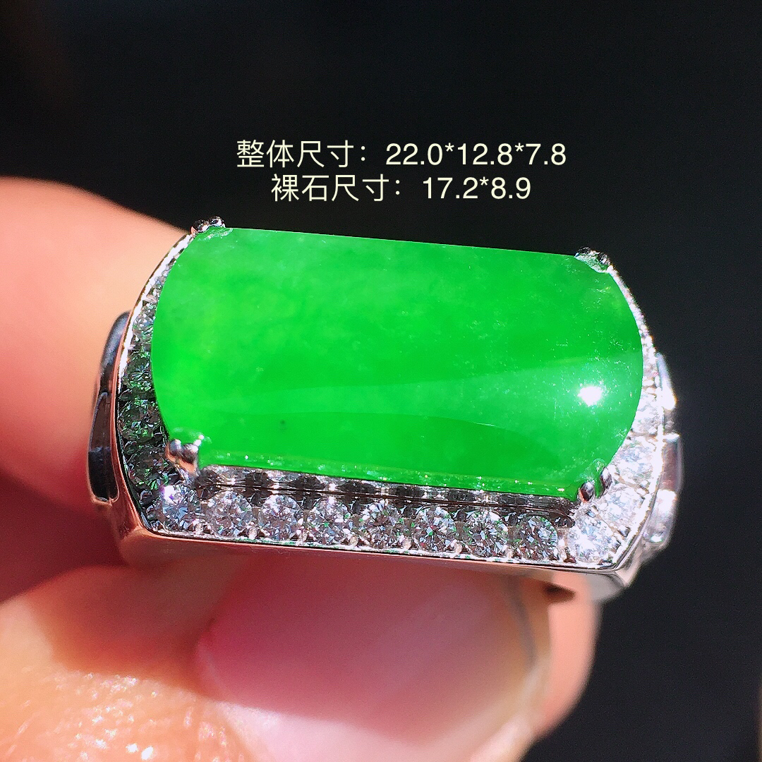 阳绿马鞍戒指，色泽均匀艳丽，玉质细腻，荧光感超
强，饱满圆润，尽显优雅气质，18k
金豪华镶嵌