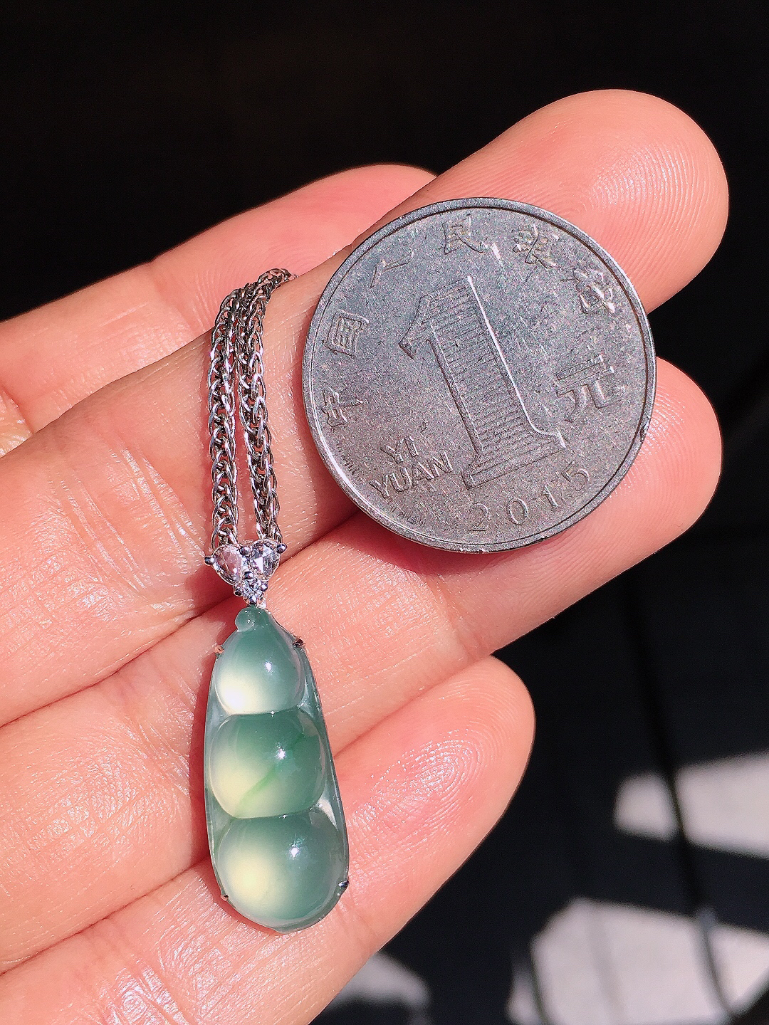 晴水福豆吊坠，玉质细腻，荧光感超
强，饱满圆润，尽显优雅气质，18k
金豪华镶嵌