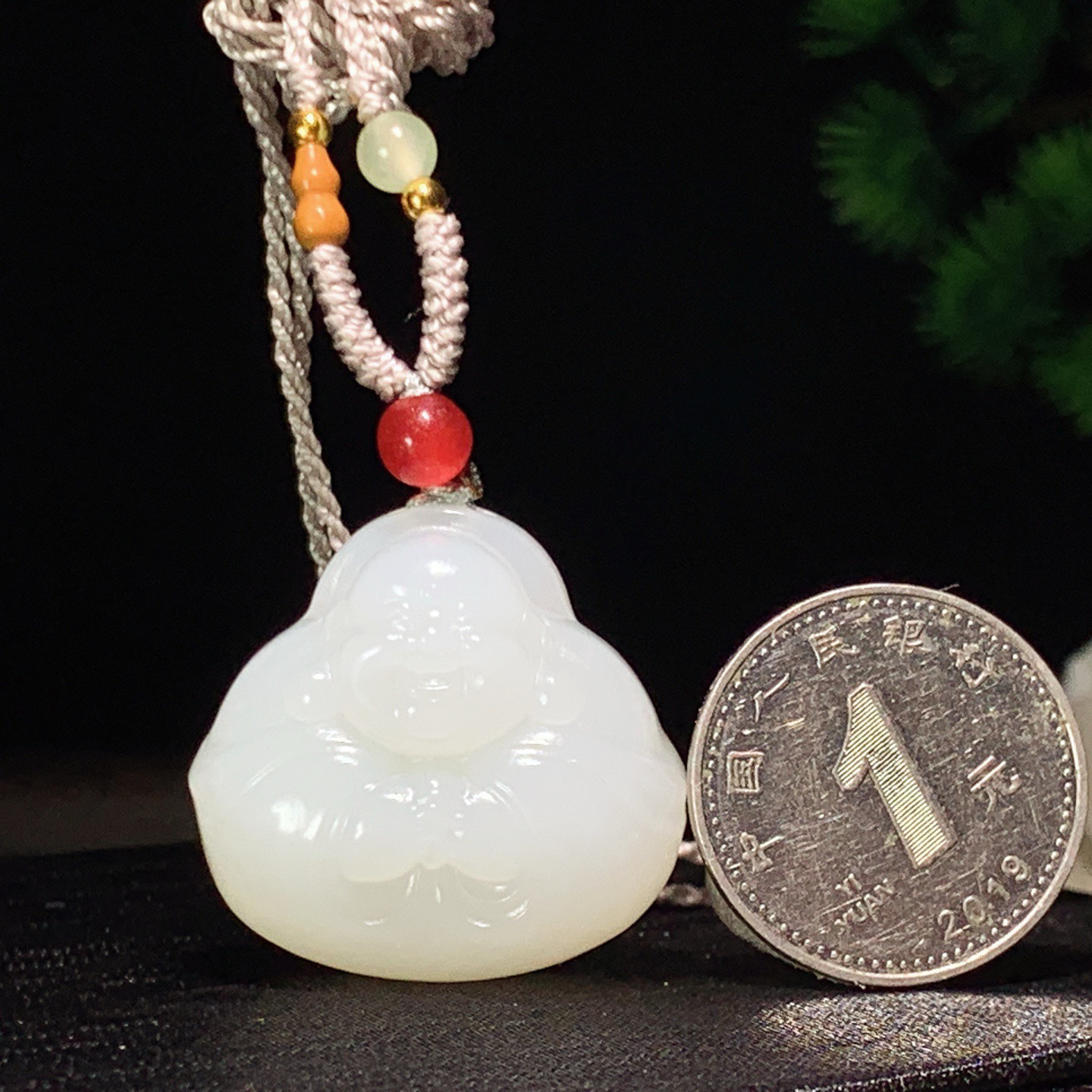 新疆和田玉佛引福来挂件。尺寸26/28/12重15.5克。玉质细腻油润。手推出油。佩戴高端典雅。lt260310