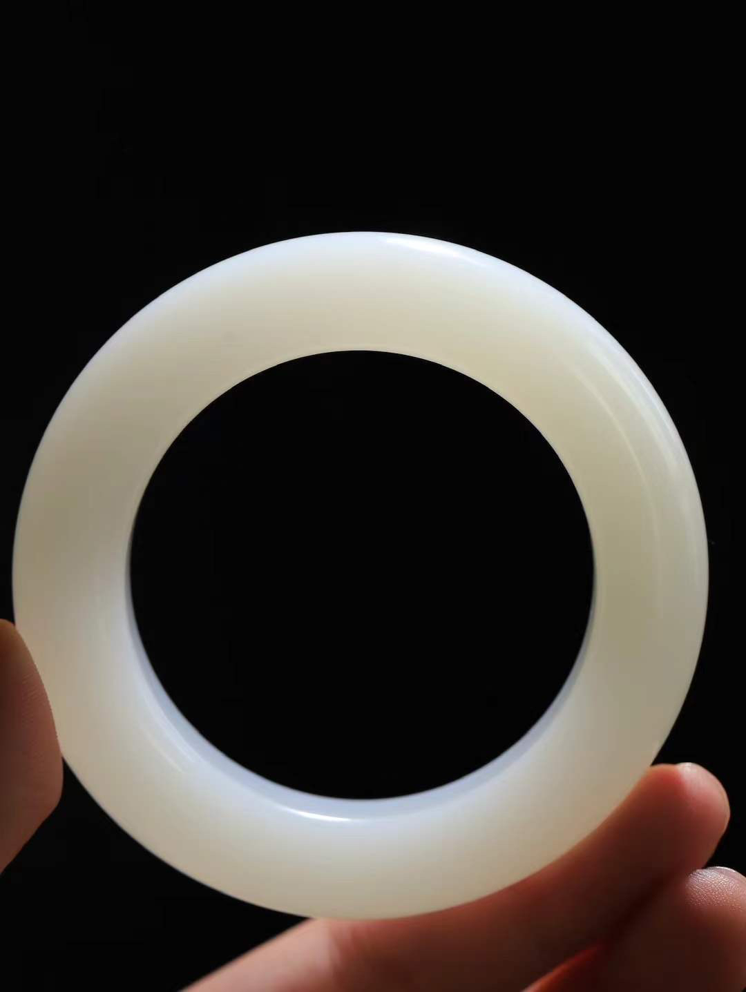 [温润如玉.手镯]

收藏级臻品️和田玉白玉手镯。玉质温润细腻 油性十足 手感舒适，高华雅逸，线条流畅，简约大气，美自天成，素雅高贵。佩戴于腕间，婉约之美，举手投足间透出那份低调奢华。重99.6克 内径52mm尺寸15.3-12.8mm78361214T