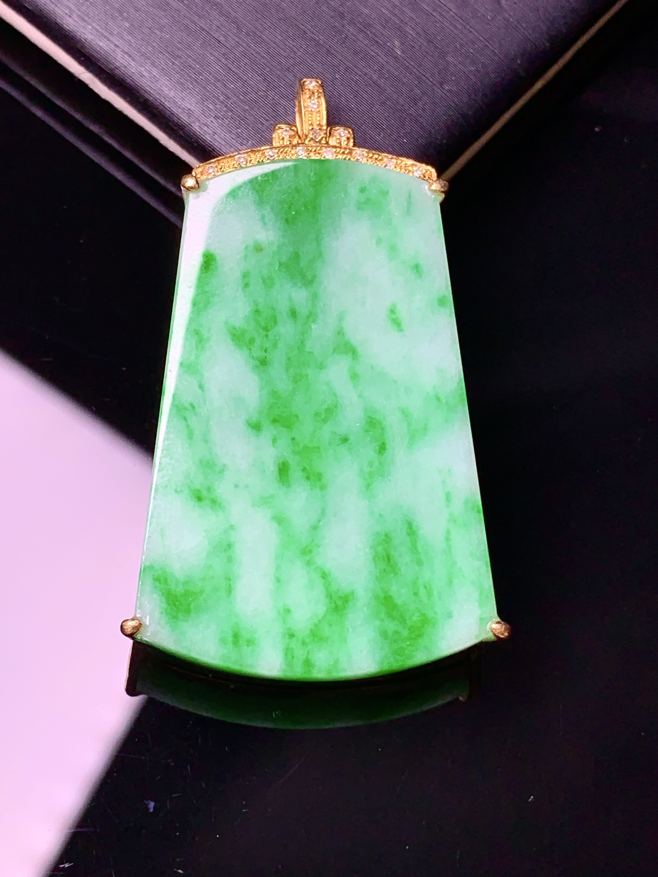 18k金钻镶嵌翠绿无事牌吊坠 玉质细腻 色泽艳丽清新 水润亮眼 整体尺寸40.8*22*6b1