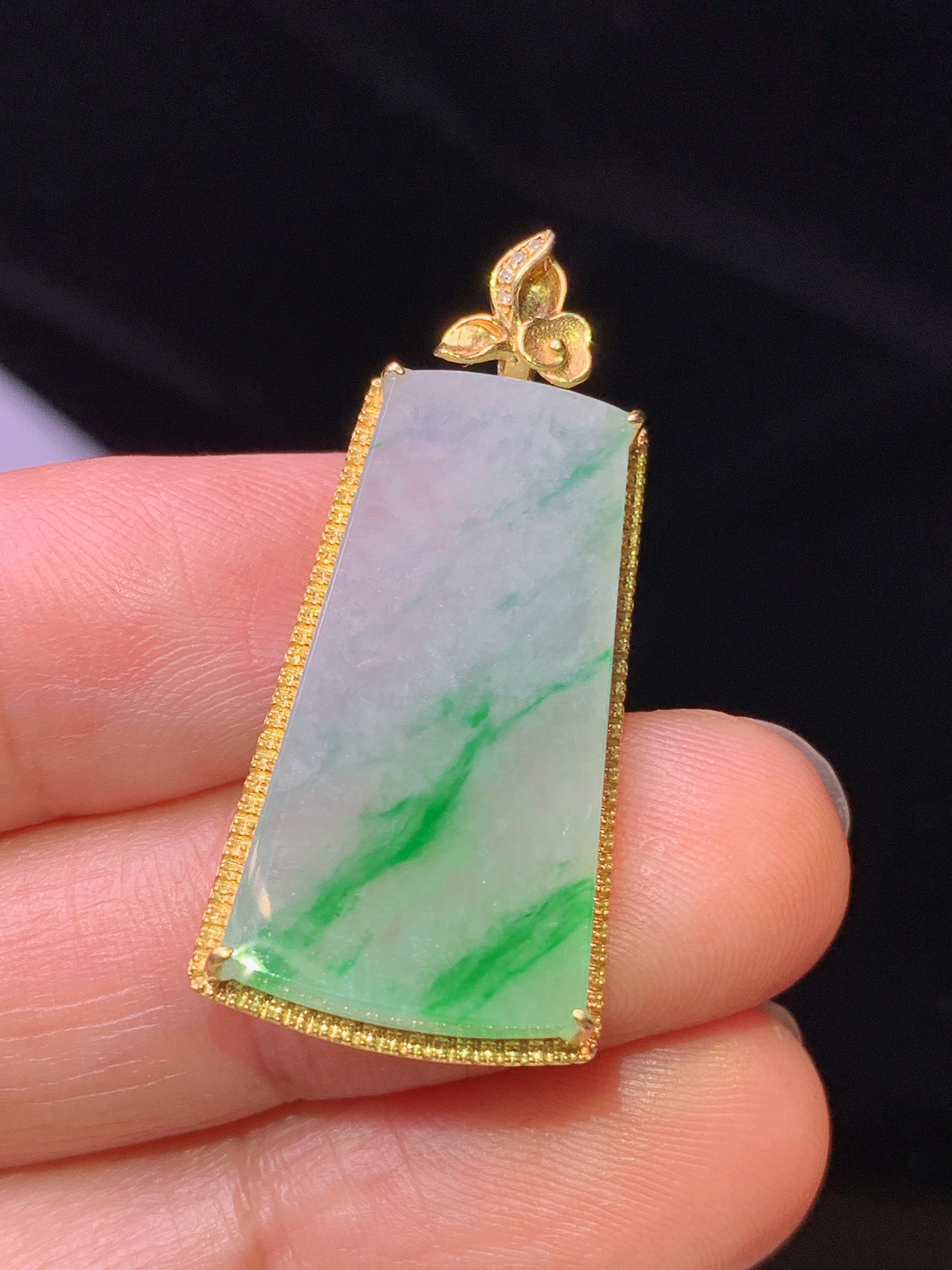 18k金钻镶嵌飘绿无事牌吊坠 玉质细腻 色泽艳丽 整体尺寸33.3*15.3*3.2j1