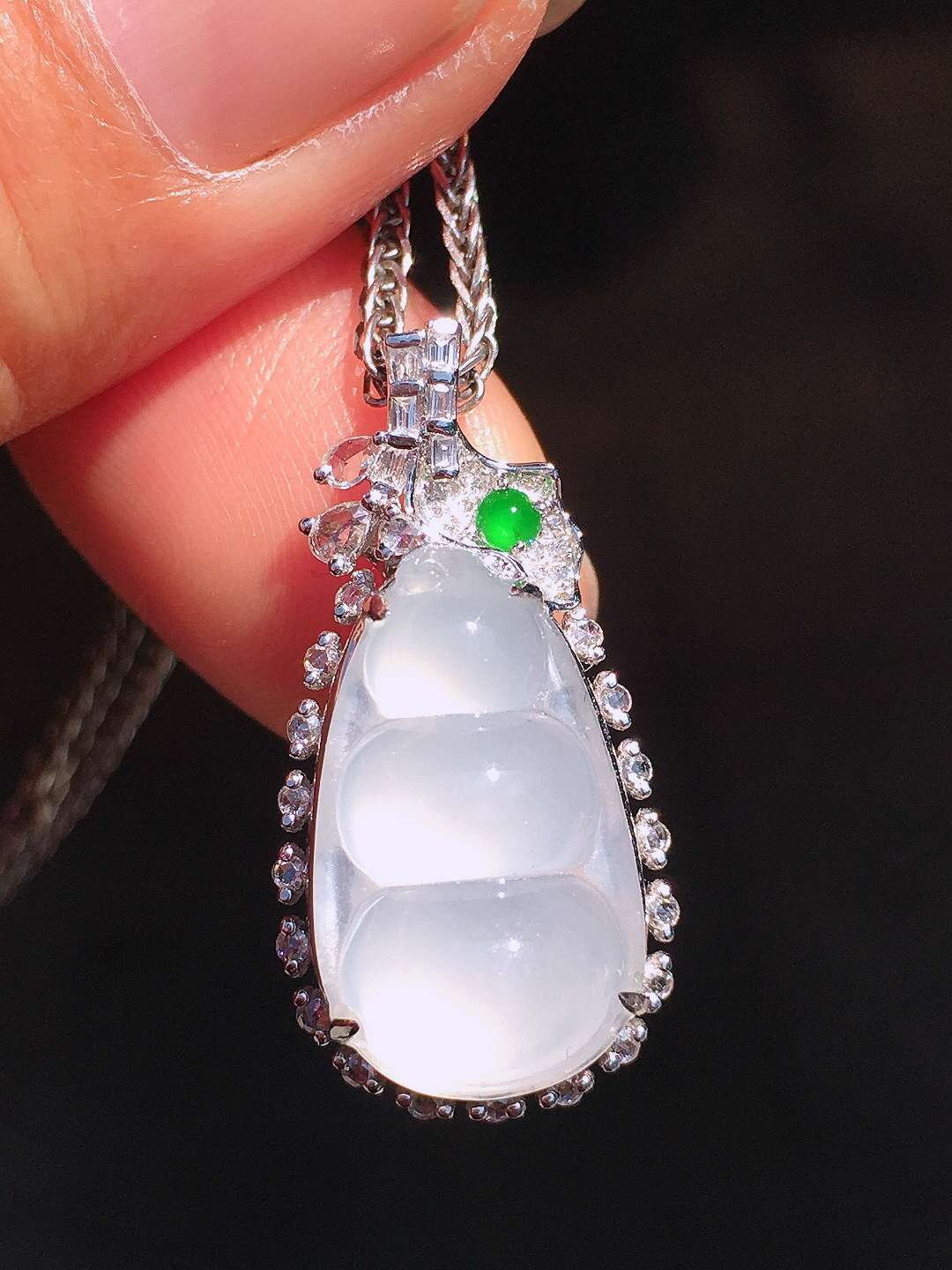 冰种福豆吊坠，玉质细腻，荧光感超
强，饱满圆润，尽显优雅气质，18k
金豪华镶嵌