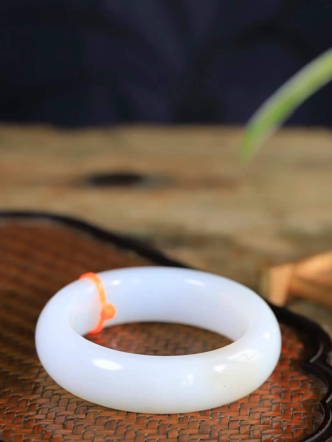 【婉约佳人.镯】

精品和田玉白玉手镯，玉质细腻，触感温润，佩戴它，感受玉石的温度与自然的灵性，让每