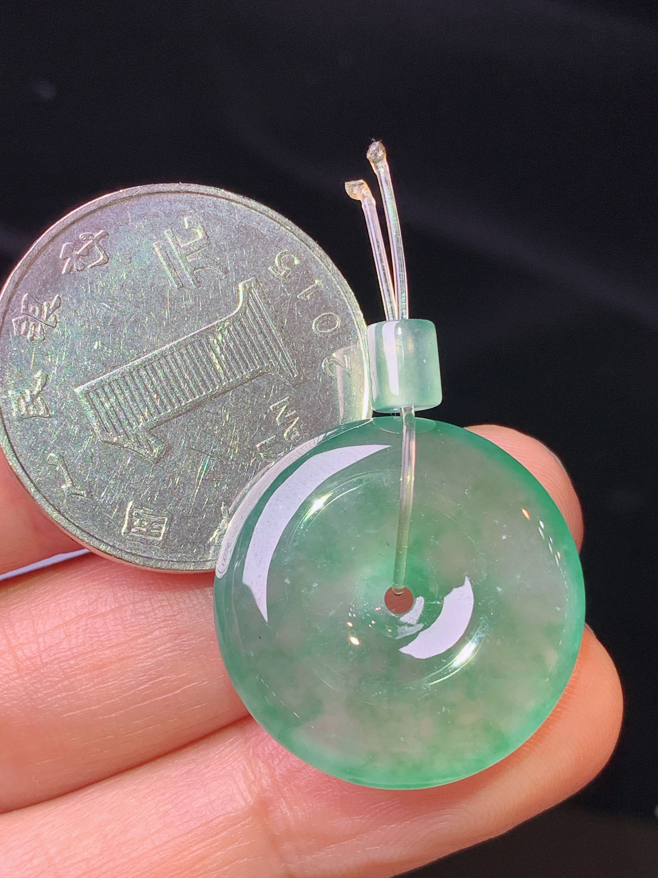 冰种飘绿平安扣吊坠 玉质细腻 色泽艳丽 整体尺寸22.6*5.2c1