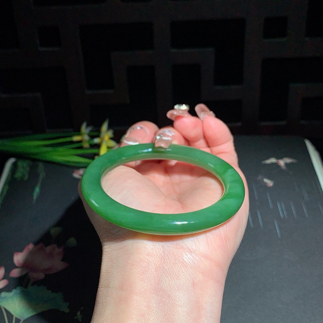 和田玉碧玉55.9圈口阳绿色猫眼圆条碧玉手镯！玉质细腻油润 底色纯净 无裂无杂 脂粉好，品质高。