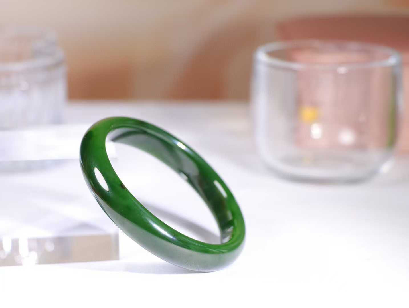 【碧色荡漾】

和田玉碧玉菠菜绿手镯，俄料七号矿 红皮老料，玉质温润细腻 油性十足，色泽匀称，️款式精美时尚，佩戴美观惹眼，美自天成，婉约之美，举手投足间透出那份低调奢华。

重42克 圈口57.5mm尺寸57.5-11.8-7.2mm O18823207130