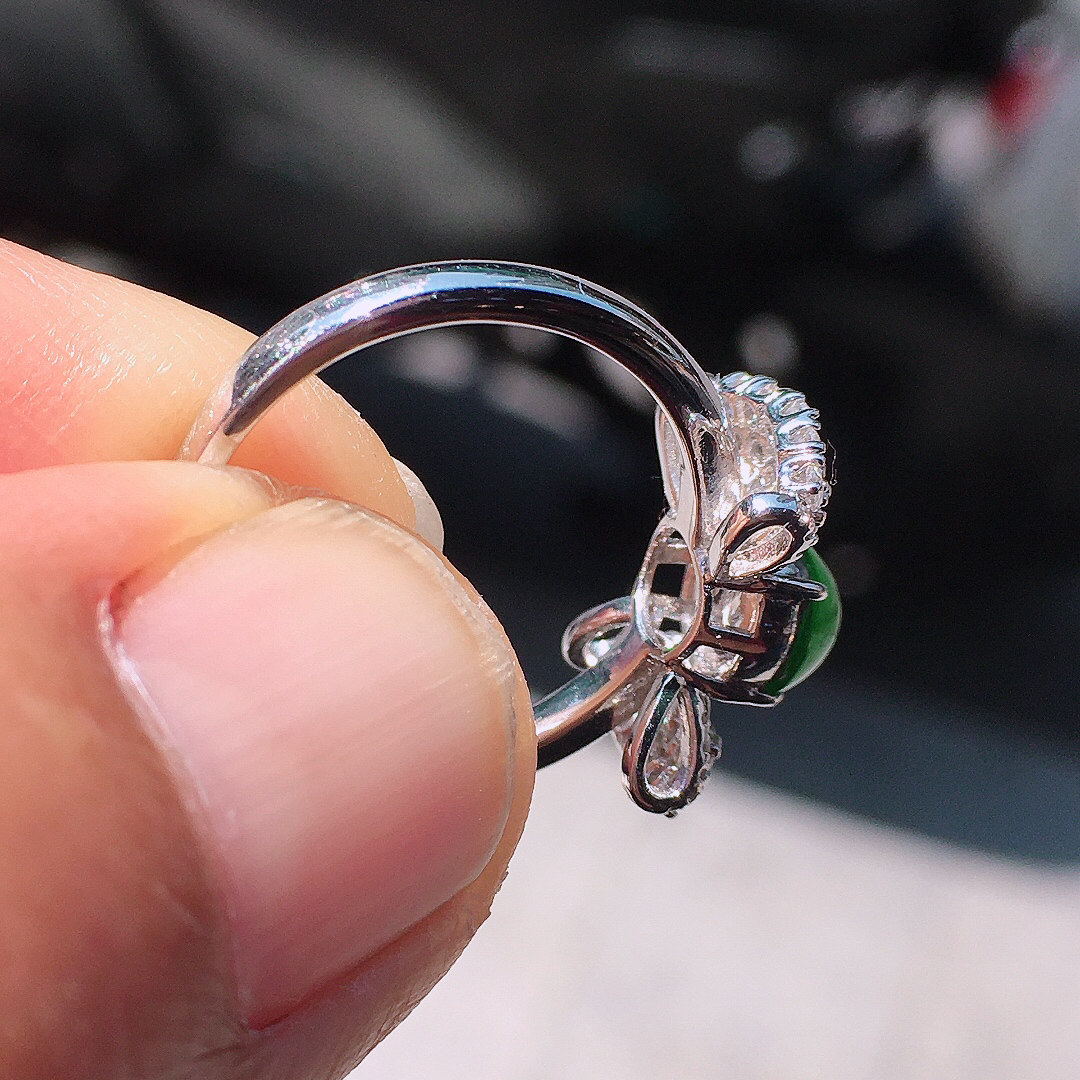 阳绿蛋面戒指，色泽均匀艳丽，玉质细腻，荧光感超
强，饱满圆润，尽显优雅气质，18k
金豪华镶嵌