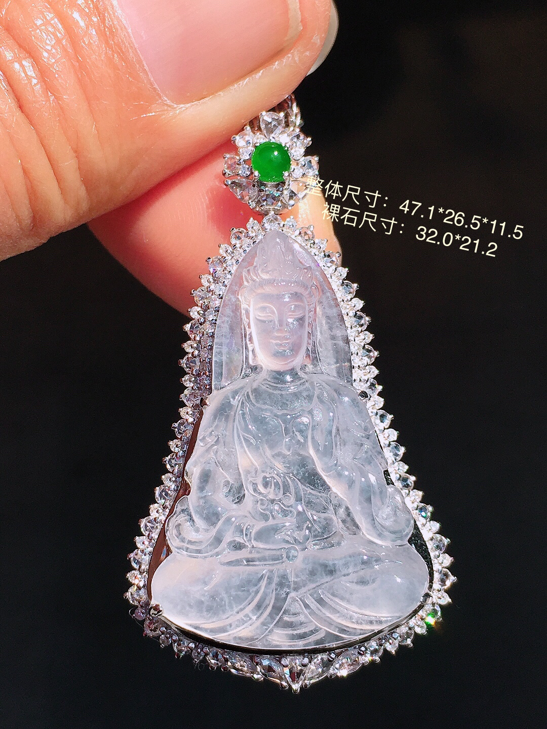 冰种观音吊坠，玉质细腻，荧光感超
强，饱满圆润，尽显优雅气质，18k
金豪华镶嵌