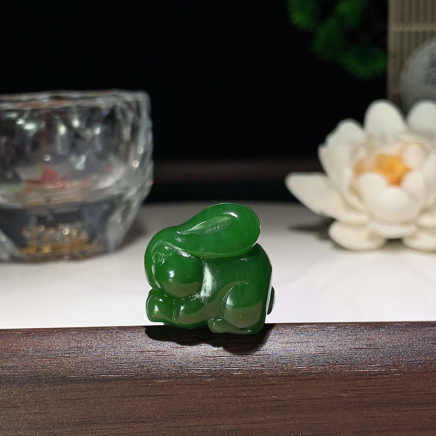 和田玉阳绿俄罗斯碧玉兔子挂件。尺寸20/14/20重9.6克。玉质细腻油润。手推出油。佩戴高端典雅。lt260310