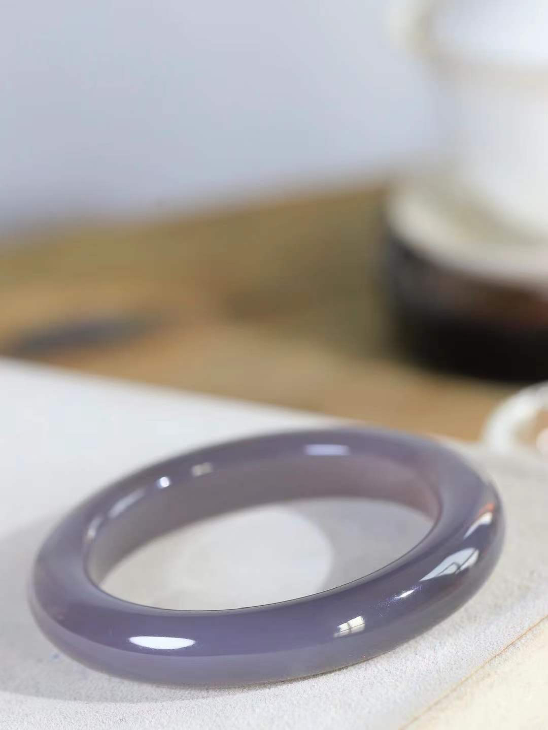 （柔情素语.手镯）

精品和田玉烟紫手镯，玉质细腻，手感温润，光泽柔和，寓意高贵、华丽、祥瑞、喜庆 ，寓意着会带来一派祥和之气！重59.6克   内径54mm尺寸12-10mm  78341279T